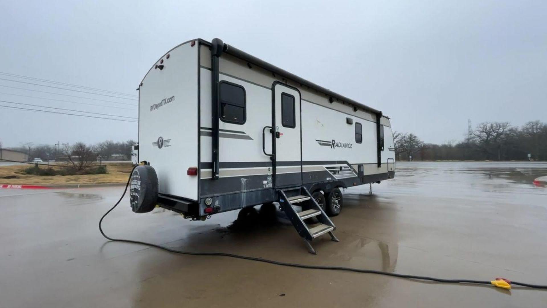 2020 CRUISER RADIANCE 25RB (5RXFB3124L1) , Length: 30.67 ft. | Dry Weight: 6,080 lbs. | Gross Weight: 9,580 lbs. | Slides: 1 transmission, located at 4319 N Main Street, Cleburne, TX, 76033, (817) 221-0660, 32.435829, -97.384178 - This 2020 Cruiser Radiance 25RB is a dual-axle aluminum wheel setup measuring just over 30 feet in length. It has a dry weight of 6,080 lbs. and a GVWR of 9,580 lbs. With a 780 lb. hitch weight, it is fairly easy and manageable to tow! This travel trailer features a rear bathroom and front bedroo - Photo#1