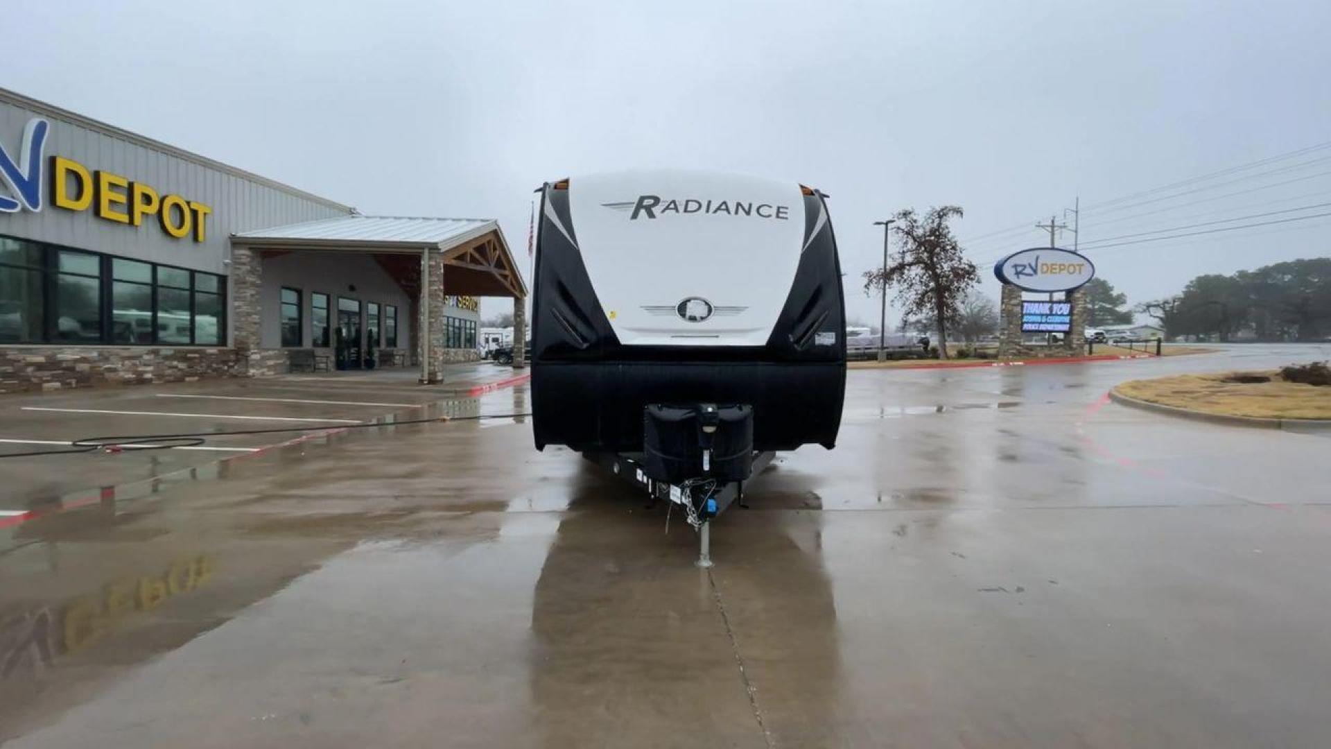 2020 CRUISER RADIANCE 25RB (5RXFB3124L1) , Length: 30.67 ft. | Dry Weight: 6,080 lbs. | Gross Weight: 9,580 lbs. | Slides: 1 transmission, located at 4319 N Main Street, Cleburne, TX, 76033, (817) 221-0660, 32.435829, -97.384178 - This 2020 Cruiser Radiance 25RB is a dual-axle aluminum wheel setup measuring just over 30 feet in length. It has a dry weight of 6,080 lbs. and a GVWR of 9,580 lbs. With a 780 lb. hitch weight, it is fairly easy and manageable to tow! This travel trailer features a rear bathroom and front bedroo - Photo#4