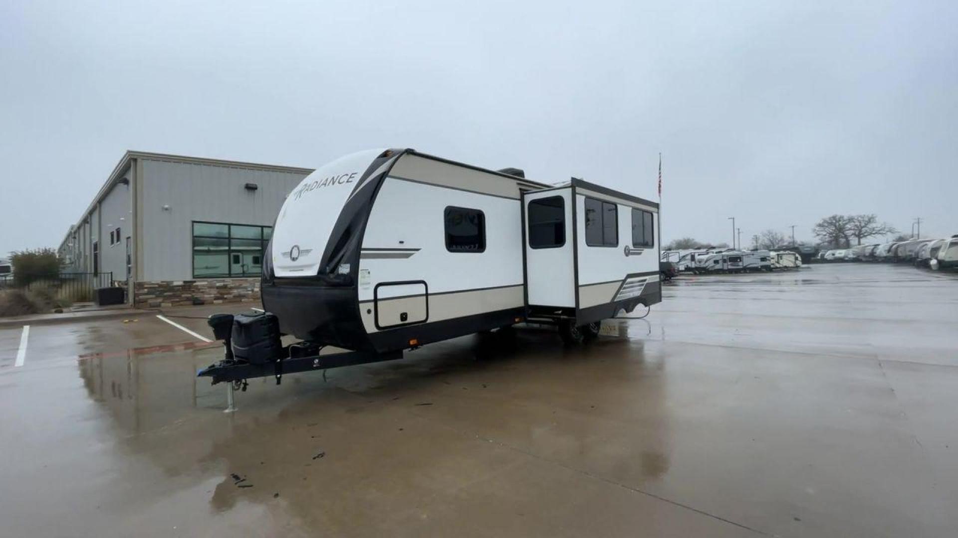 2020 CRUISER RADIANCE 25RB (5RXFB3124L1) , Length: 30.67 ft. | Dry Weight: 6,080 lbs. | Gross Weight: 9,580 lbs. | Slides: 1 transmission, located at 4319 N Main Street, Cleburne, TX, 76033, (817) 221-0660, 32.435829, -97.384178 - This 2020 Cruiser Radiance 25RB is a dual-axle aluminum wheel setup measuring just over 30 feet in length. It has a dry weight of 6,080 lbs. and a GVWR of 9,580 lbs. With a 780 lb. hitch weight, it is fairly easy and manageable to tow! This travel trailer features a rear bathroom and front bedroo - Photo#5