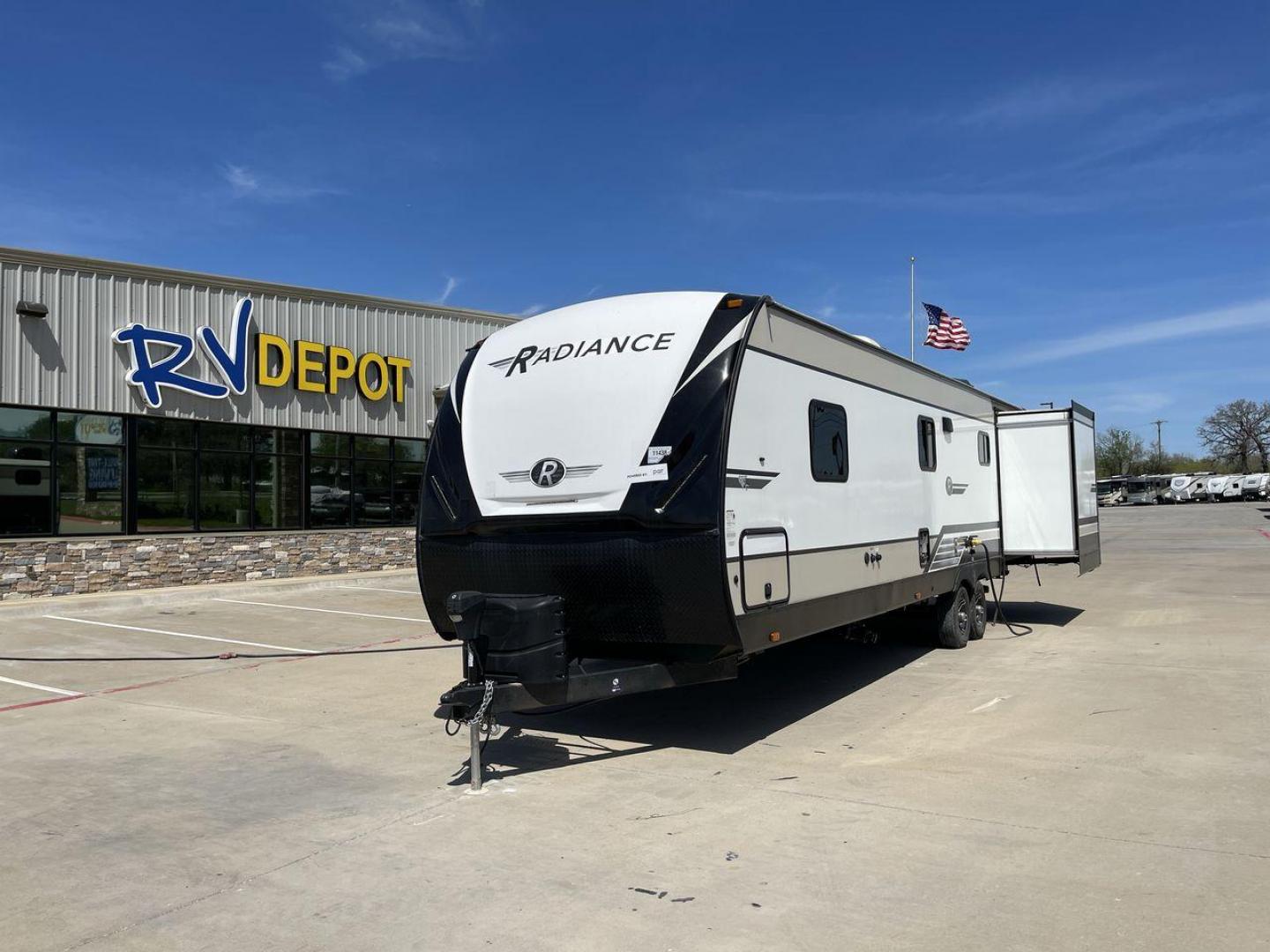 2020 CRUISER RV RADIANCE 32BH (5RXFB3724L1) , located at 4319 N Main Street, Cleburne, TX, 76033, (817) 221-0660, 32.435829, -97.384178 - Photo#0