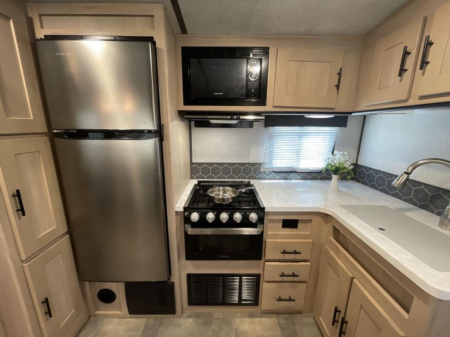 2020 CRUISER RV RADIANCE 32BH (5RXFB3724L1) , located at 4319 N Main Street, Cleburne, TX, 76033, (817) 221-0660, 32.435829, -97.384178 - Photo#10