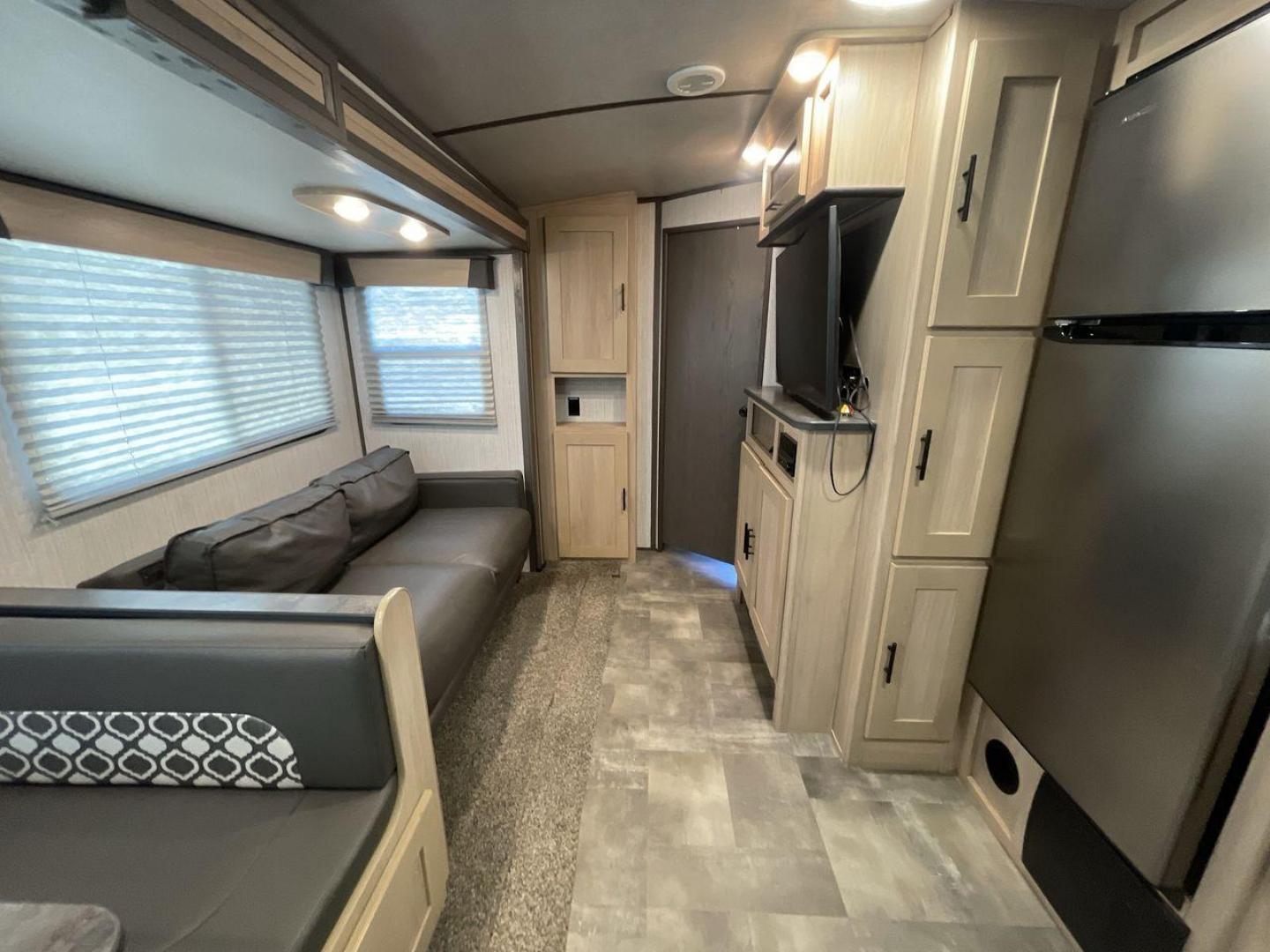 2020 CRUISER RV RADIANCE 32BH (5RXFB3724L1) , located at 4319 N Main Street, Cleburne, TX, 76033, (817) 221-0660, 32.435829, -97.384178 - Photo#11