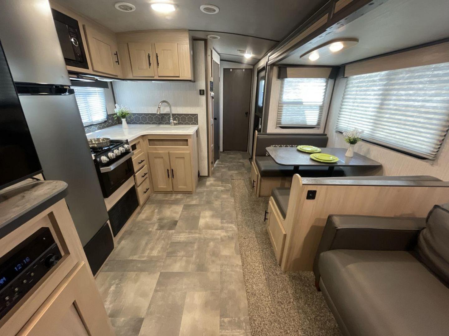 2020 CRUISER RV RADIANCE 32BH (5RXFB3724L1) , located at 4319 N Main Street, Cleburne, TX, 76033, (817) 221-0660, 32.435829, -97.384178 - Photo#13