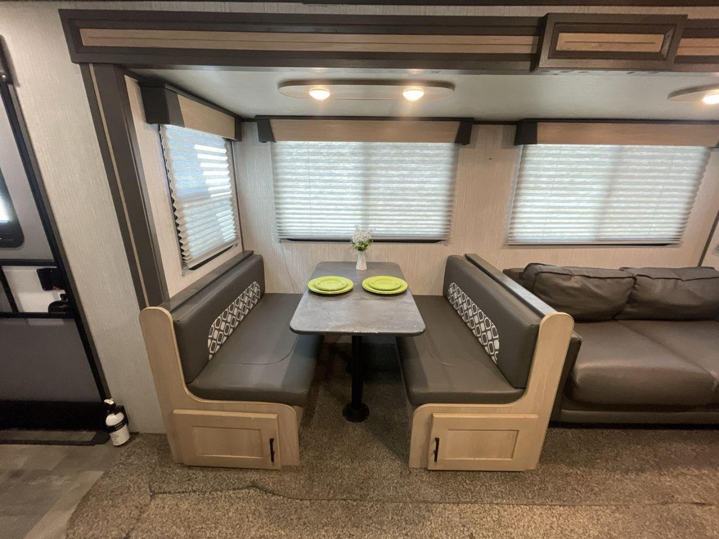 2020 CRUISER RV RADIANCE 32BH (5RXFB3724L1) , located at 4319 N Main Street, Cleburne, TX, 76033, (817) 221-0660, 32.435829, -97.384178 - Photo#14