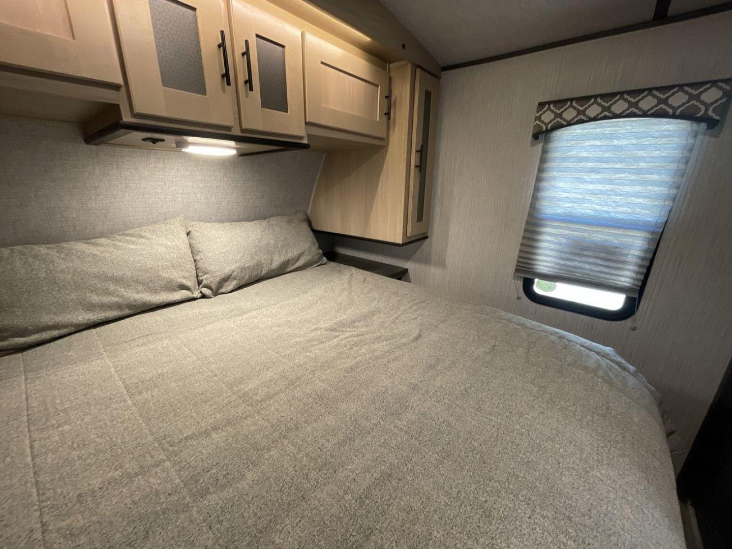 2020 CRUISER RV RADIANCE 32BH (5RXFB3724L1) , located at 4319 N Main Street, Cleburne, TX, 76033, (817) 221-0660, 32.435829, -97.384178 - Photo#18