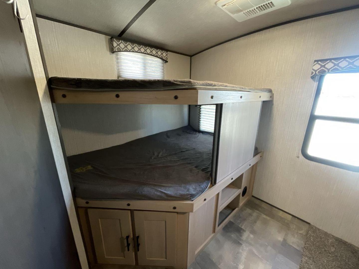 2020 CRUISER RV RADIANCE 32BH (5RXFB3724L1) , located at 4319 N Main Street, Cleburne, TX, 76033, (817) 221-0660, 32.435829, -97.384178 - Photo#20