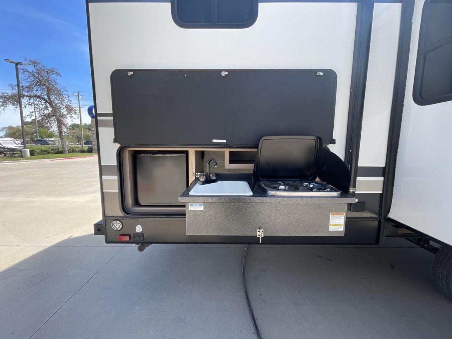 2020 CRUISER RV RADIANCE 32BH (5RXFB3724L1) , located at 4319 N Main Street, Cleburne, TX, 76033, (817) 221-0660, 32.435829, -97.384178 - Photo#23