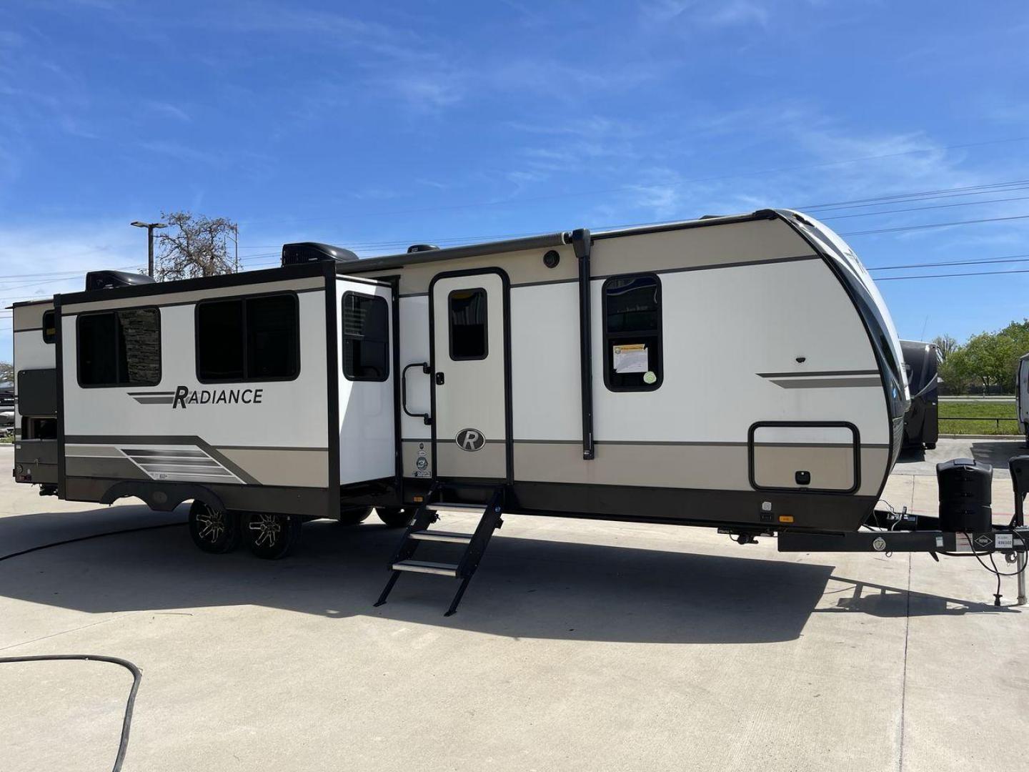 2020 CRUISER RV RADIANCE 32BH (5RXFB3724L1) , located at 4319 N Main Street, Cleburne, TX, 76033, (817) 221-0660, 32.435829, -97.384178 - Photo#24