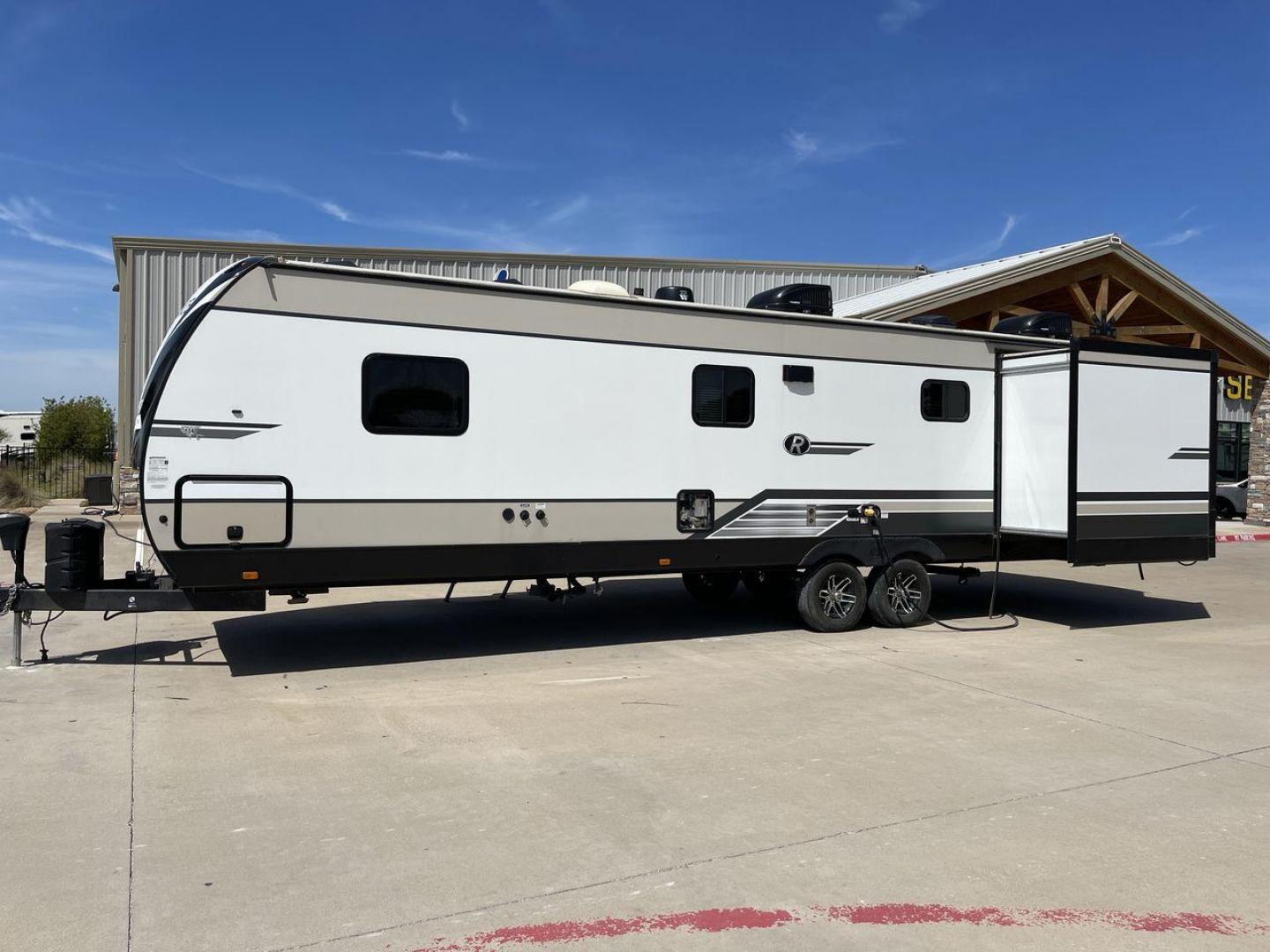 2020 CRUISER RV RADIANCE 32BH (5RXFB3724L1) , located at 4319 N Main Street, Cleburne, TX, 76033, (817) 221-0660, 32.435829, -97.384178 - Photo#25