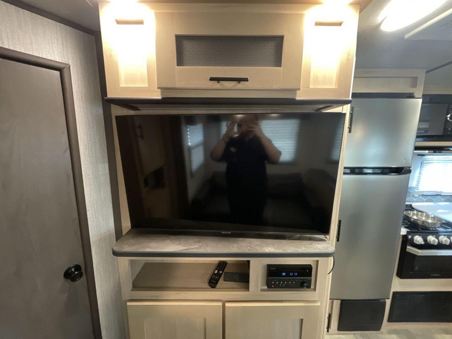 2020 CRUISER RV RADIANCE 32BH (5RXFB3724L1) , located at 4319 N Main Street, Cleburne, TX, 76033, (817) 221-0660, 32.435829, -97.384178 - Photo#26