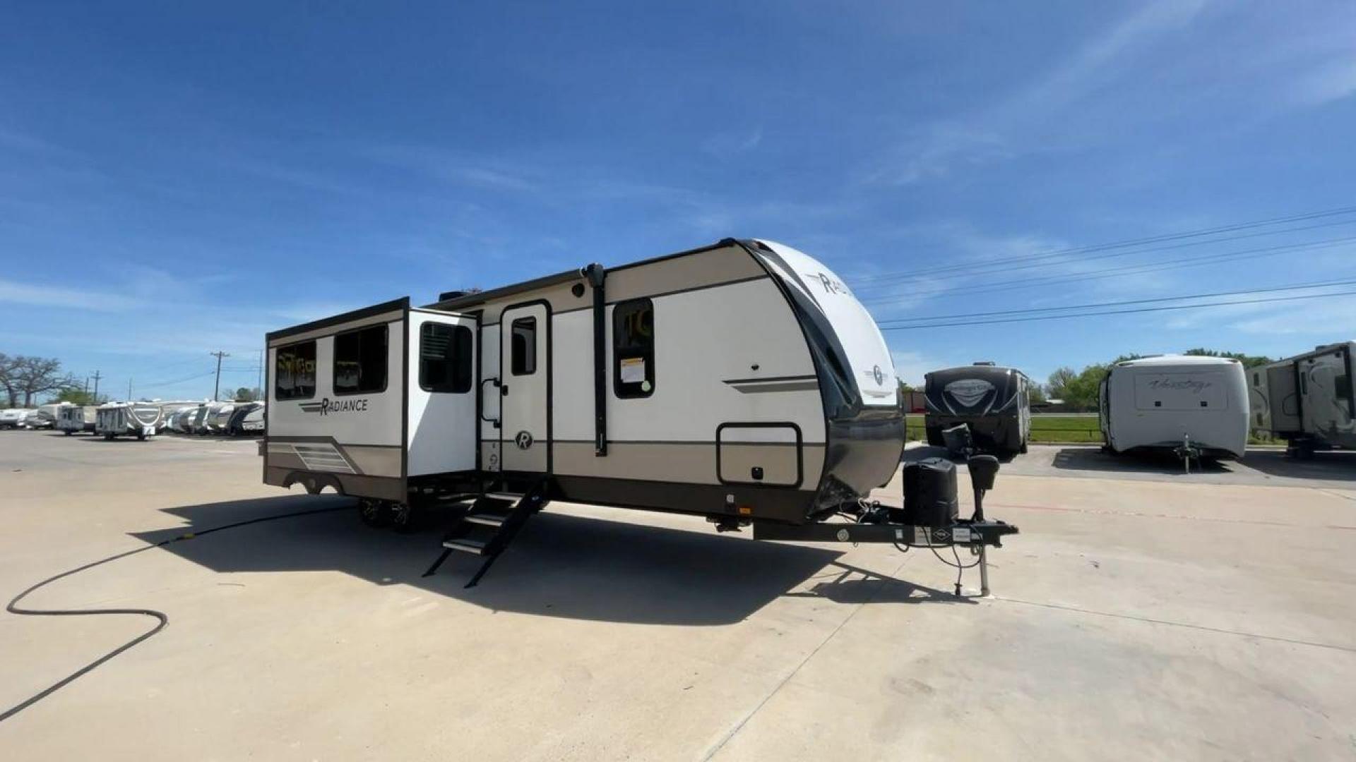 2020 CRUISER RV RADIANCE 32BH (5RXFB3724L1) , located at 4319 N Main Street, Cleburne, TX, 76033, (817) 221-0660, 32.435829, -97.384178 - Photo#3