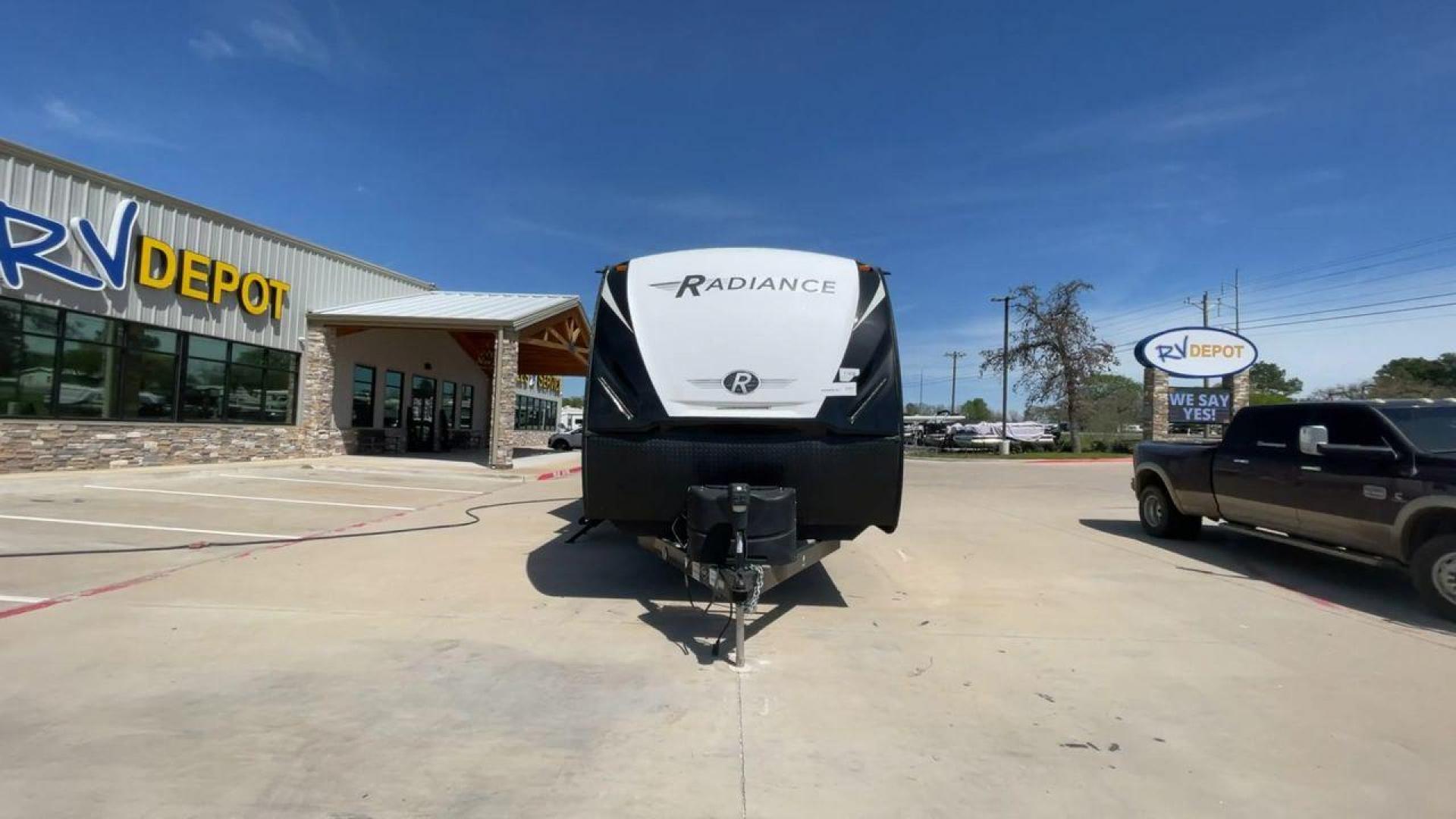 2020 CRUISER RV RADIANCE 32BH (5RXFB3724L1) , located at 4319 N Main Street, Cleburne, TX, 76033, (817) 221-0660, 32.435829, -97.384178 - Photo#4