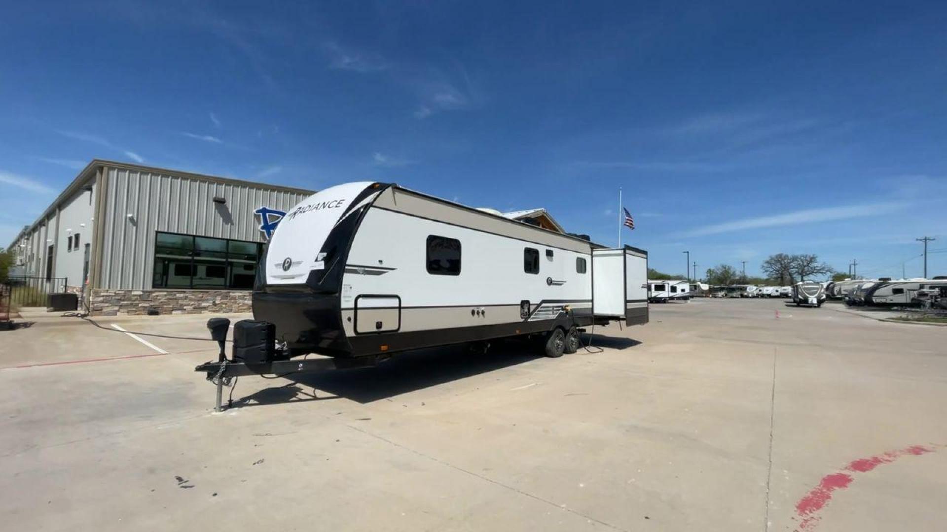 2020 CRUISER RV RADIANCE 32BH (5RXFB3724L1) , located at 4319 N Main Street, Cleburne, TX, 76033, (817) 221-0660, 32.435829, -97.384178 - Photo#5