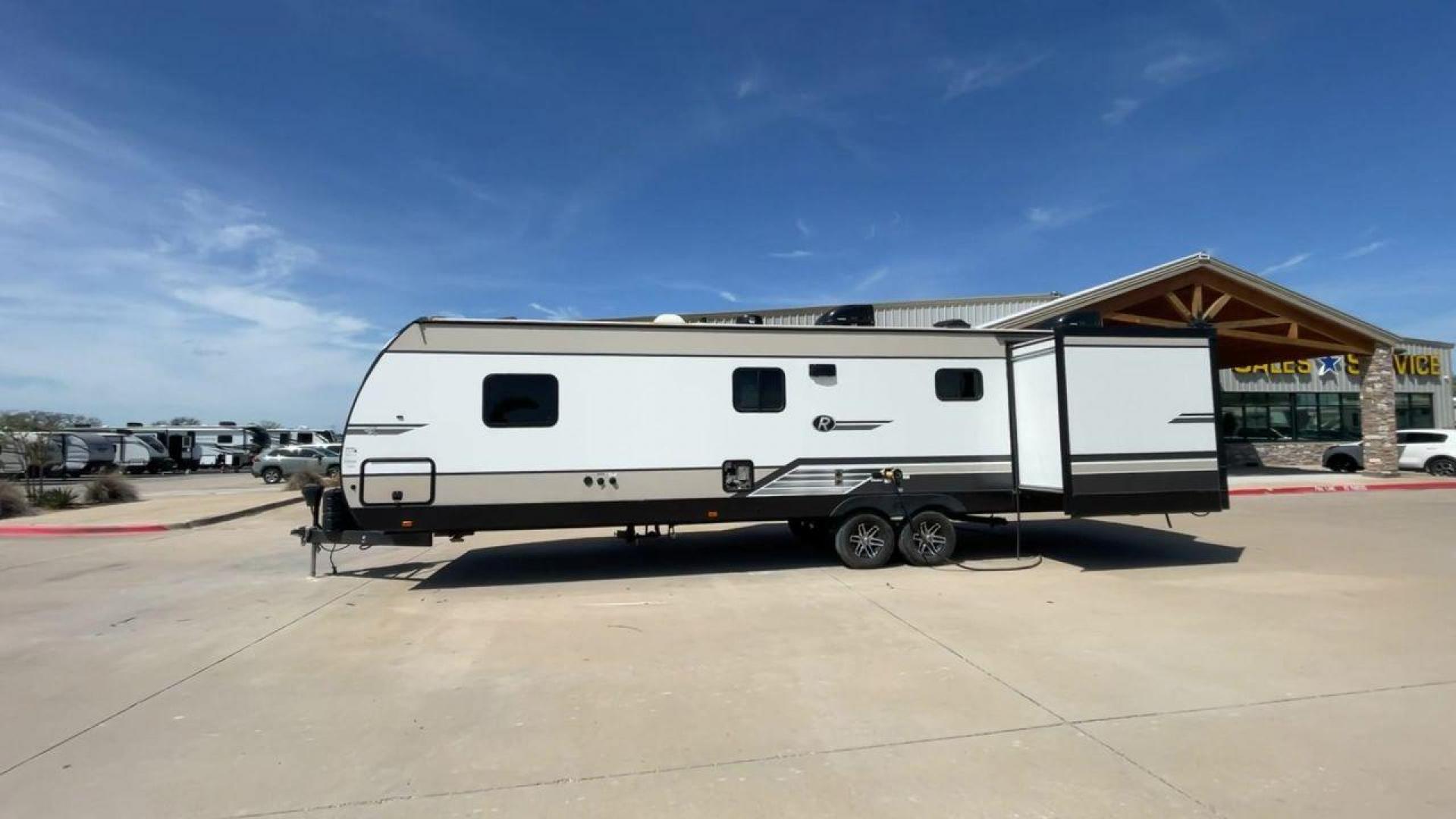 2020 CRUISER RV RADIANCE 32BH (5RXFB3724L1) , located at 4319 N Main Street, Cleburne, TX, 76033, (817) 221-0660, 32.435829, -97.384178 - Photo#6