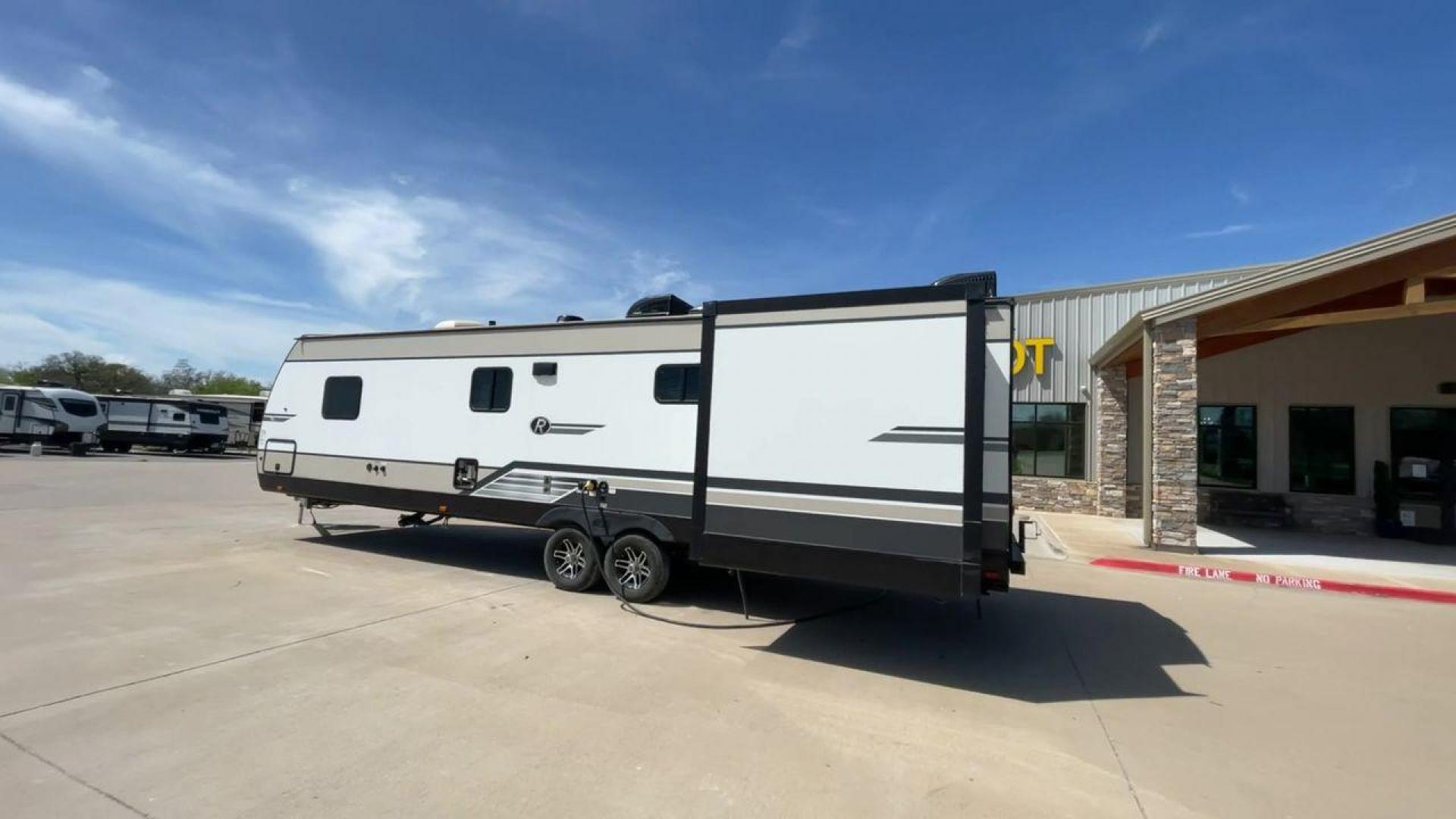 2020 CRUISER RV RADIANCE 32BH (5RXFB3724L1) , located at 4319 N Main Street, Cleburne, TX, 76033, (817) 221-0660, 32.435829, -97.384178 - Photo#7