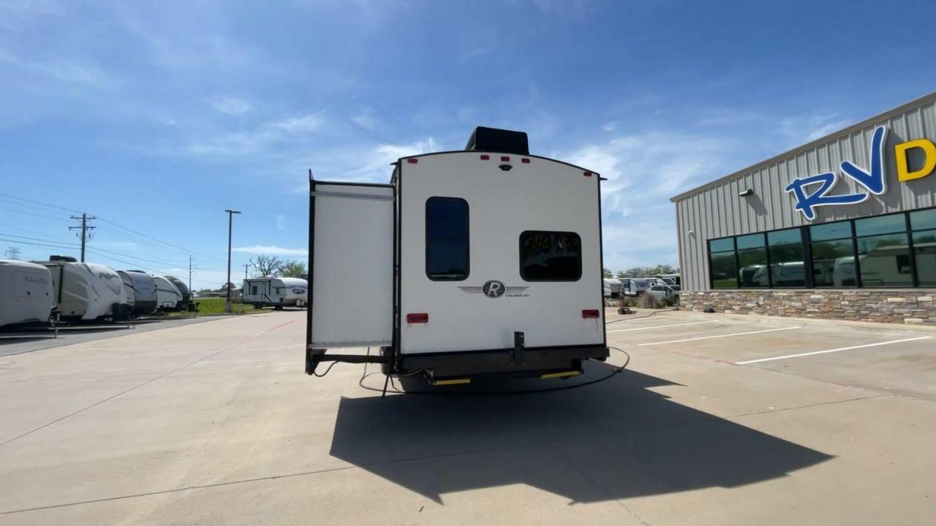 2020 CRUISER RV RADIANCE 32BH (5RXFB3724L1) , located at 4319 N Main Street, Cleburne, TX, 76033, (817) 221-0660, 32.435829, -97.384178 - Photo#8