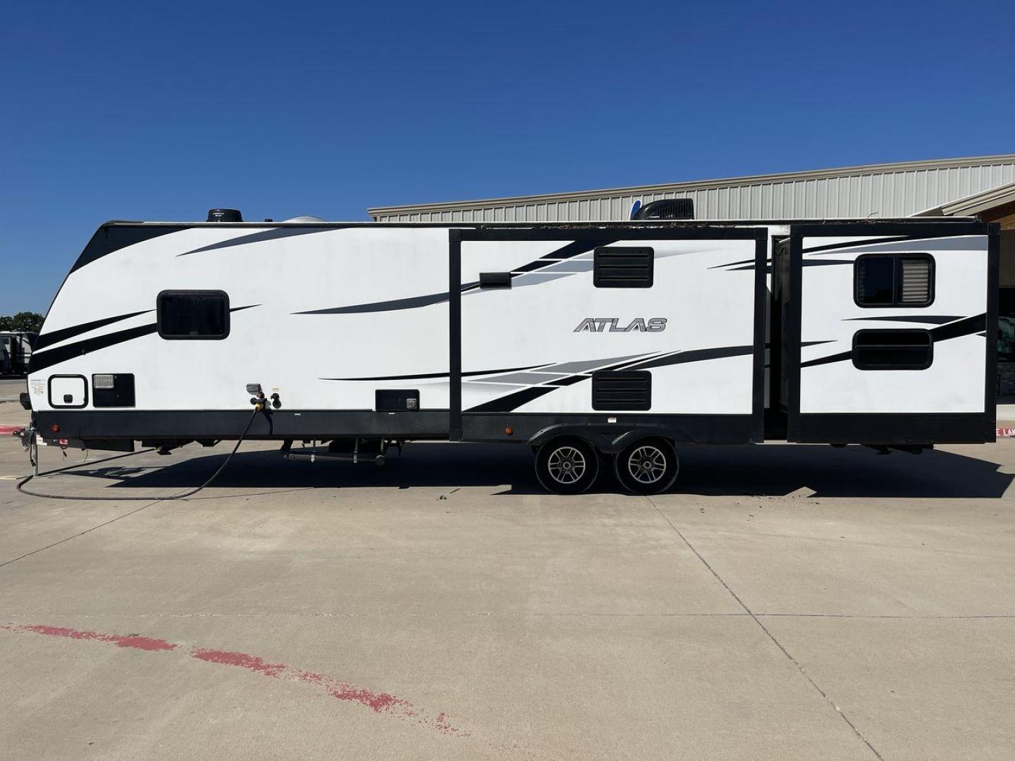 2020 DUTCHMEN ATLAS 3382BH (4YDT33824LM) , Length: 37.33 ft. | Dry Weight: 8,179 lbs. | Slides: 3 transmission, located at 4319 N Main Street, Cleburne, TX, 76033, (817) 221-0660, 32.435829, -97.384178 - The 2020 Dutchmen Atlas 3382BH is a family-friendly travel trailer designed with both comfort and convenience in mind. Its spacious layout, multiple sleeping options, and high-end features make it an excellent choice for families or larger groups looking for a versatile RV that’s perfect for exten - Photo#24