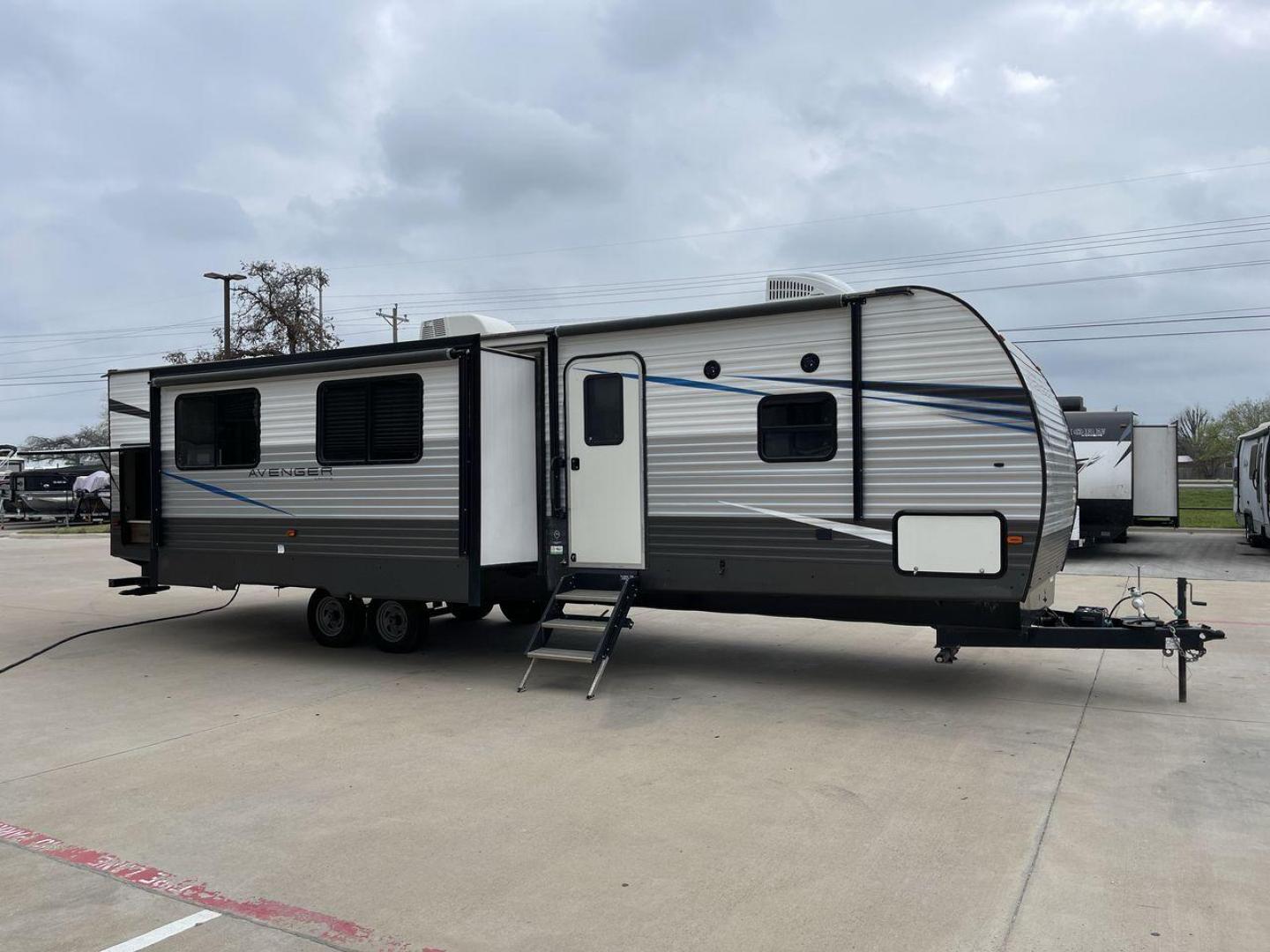 2020 FOREST RIVER AVENGER 32QBI (5ZT2AVXB2LB) , located at 4319 N Main Street, Cleburne, TX, 76033, (817) 221-0660, 32.435829, -97.384178 - Photo#25