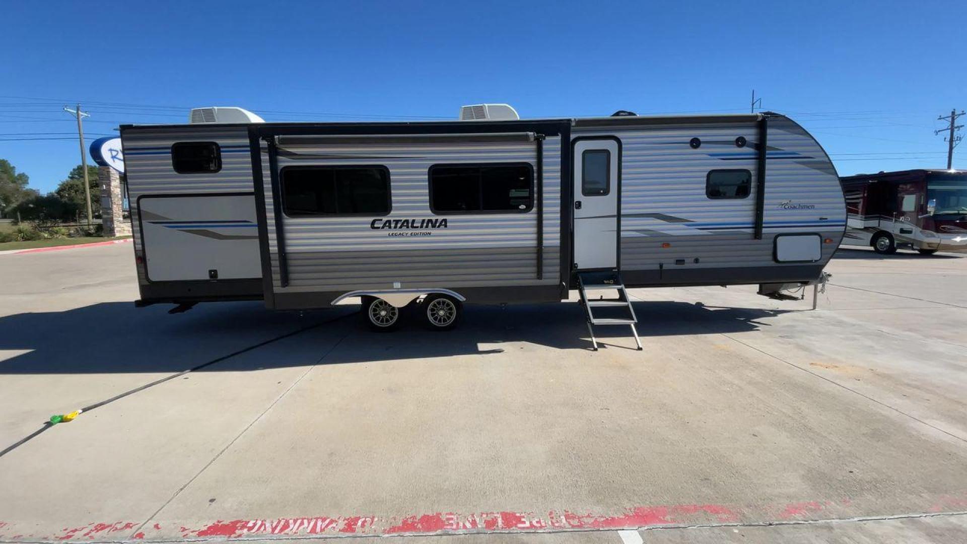 2020 FOREST RIVER CATALINA 313DBDSCK (5ZT2CAWBXLX) , Length: 35.92 ft. | Dry Weight: 8,177 lbs. | Gross Weight: 10,500 lbs. | Slides: 2 transmission, located at 4319 N Main Street, Cleburne, TX, 76033, (817) 221-0660, 32.435829, -97.384178 - Photo#2