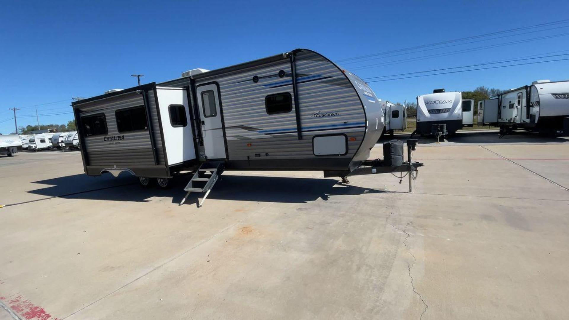 2020 FOREST RIVER CATALINA 313DBDSCK (5ZT2CAWBXLX) , Length: 35.92 ft. | Dry Weight: 8,177 lbs. | Gross Weight: 10,500 lbs. | Slides: 2 transmission, located at 4319 N Main Street, Cleburne, TX, 76033, (817) 221-0660, 32.435829, -97.384178 - Photo#3