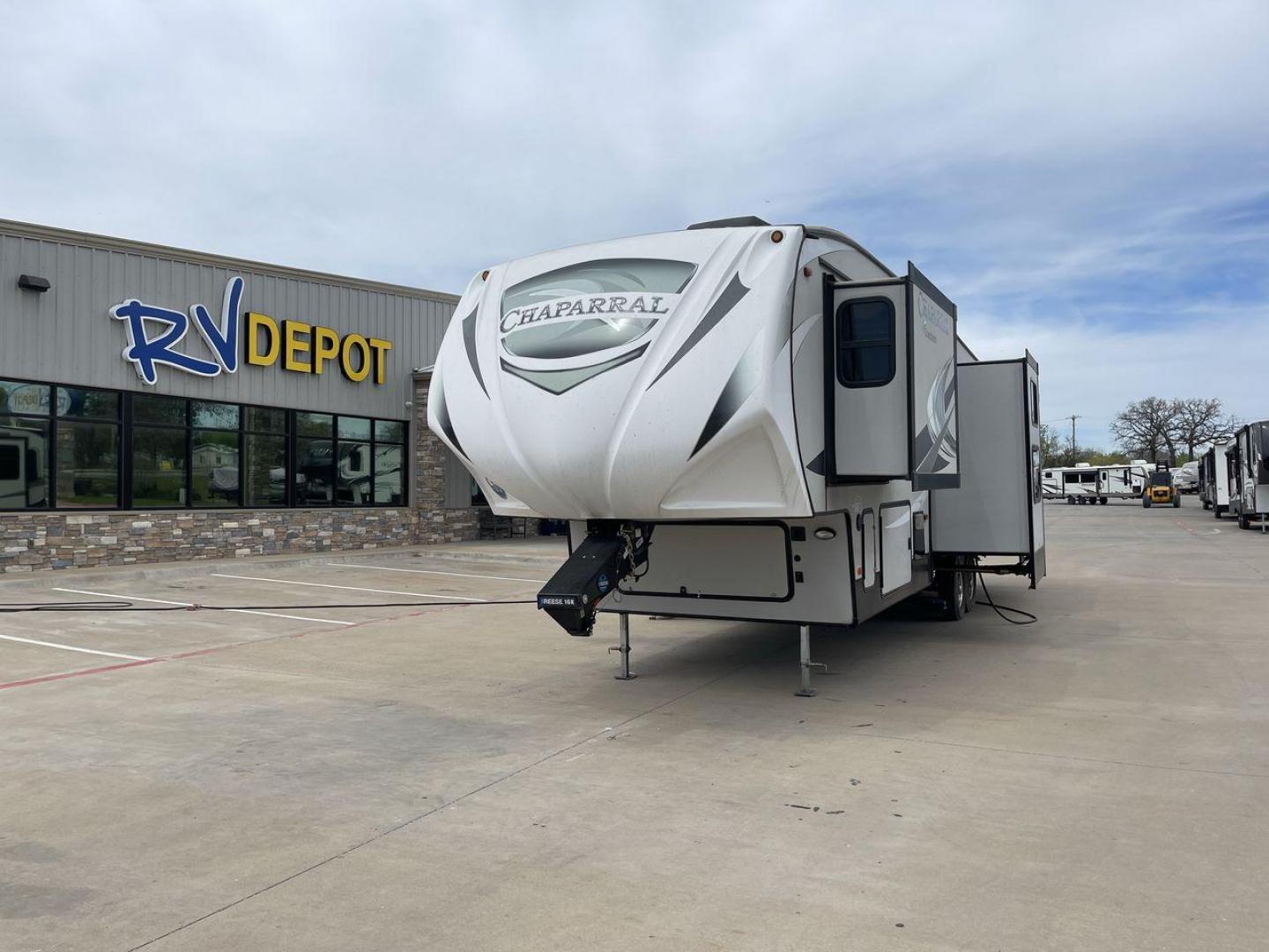 2020 FOREST RIVER CHAPARRAL 360IBL (5ZT3CH1B1LA) , Length: 39 ft. | Dry Weight: 11,450 lbs. | Gross Weight: 14,000 lbs. | Slides: 4 transmission, located at 4319 N Main Street, Cleburne, TX, 76033, (817) 221-0660, 32.435829, -97.384178 - With a length of 39 feet and a dry weight of 11,450 pounds, this spacious 2020 Coachmen Chaparral 360IBL offers plenty of room for the whole family and then some. The exterior is equipped with a massive 18-foot power awning, providing ample shade and protection from the elements while you relax outs - Photo#0