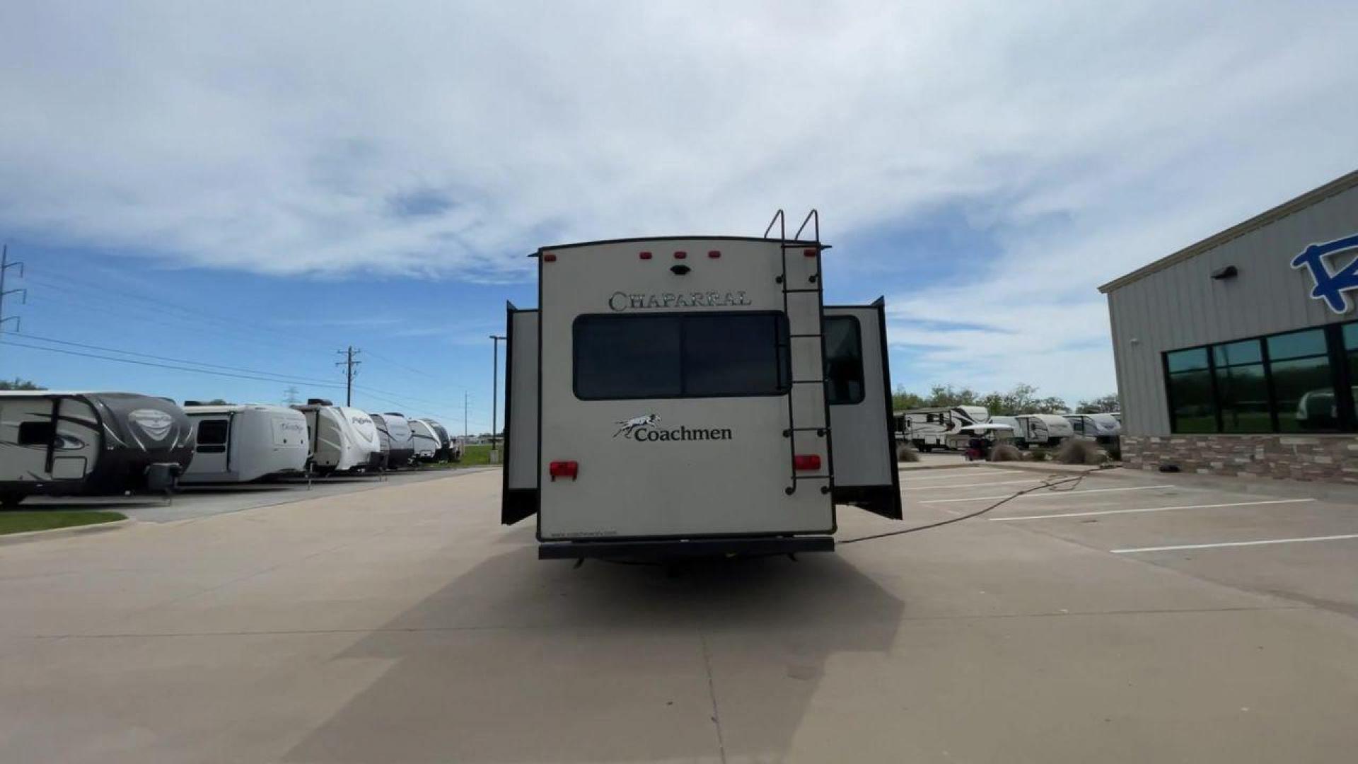 2020 FOREST RIVER CHAPARRAL 360IBL (5ZT3CH1B1LA) , Length: 39 ft. | Dry Weight: 11,450 lbs. | Gross Weight: 14,000 lbs. | Slides: 4 transmission, located at 4319 N Main Street, Cleburne, TX, 76033, (817) 221-0660, 32.435829, -97.384178 - With a length of 39 feet and a dry weight of 11,450 pounds, this spacious 2020 Coachmen Chaparral 360IBL offers plenty of room for the whole family and then some. The exterior is equipped with a massive 18-foot power awning, providing ample shade and protection from the elements while you relax outs - Photo#8