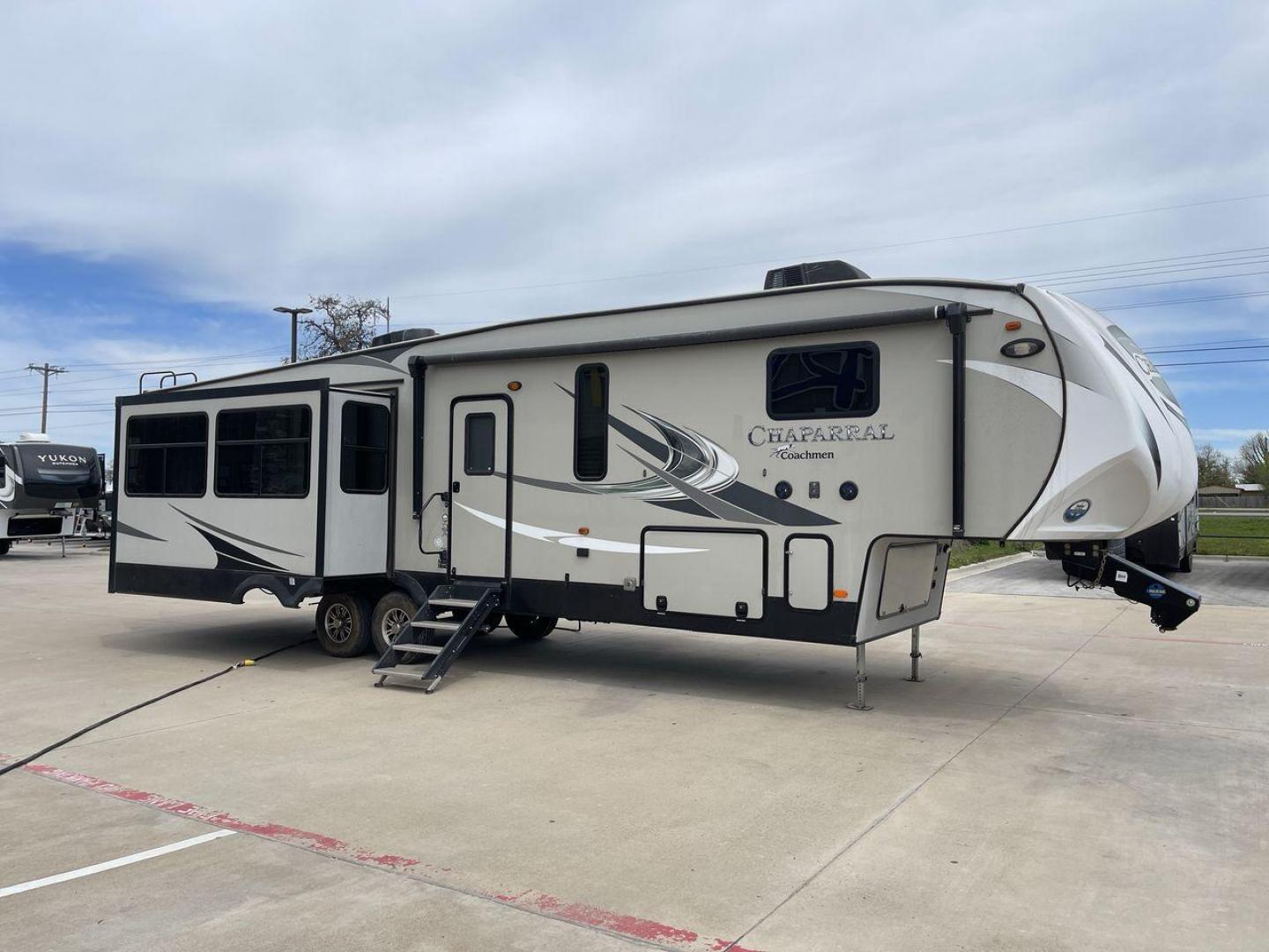 2020 FOREST RIVER CHAPARRAL 360IBL (5ZT3CH1B1LA) , Length: 39 ft. | Dry Weight: 11,450 lbs. | Gross Weight: 14,000 lbs. | Slides: 4 transmission, located at 4319 N Main Street, Cleburne, TX, 76033, (817) 221-0660, 32.435829, -97.384178 - With a length of 39 feet and a dry weight of 11,450 pounds, this spacious 2020 Coachmen Chaparral 360IBL offers plenty of room for the whole family and then some. The exterior is equipped with a massive 18-foot power awning, providing ample shade and protection from the elements while you relax outs - Photo#23