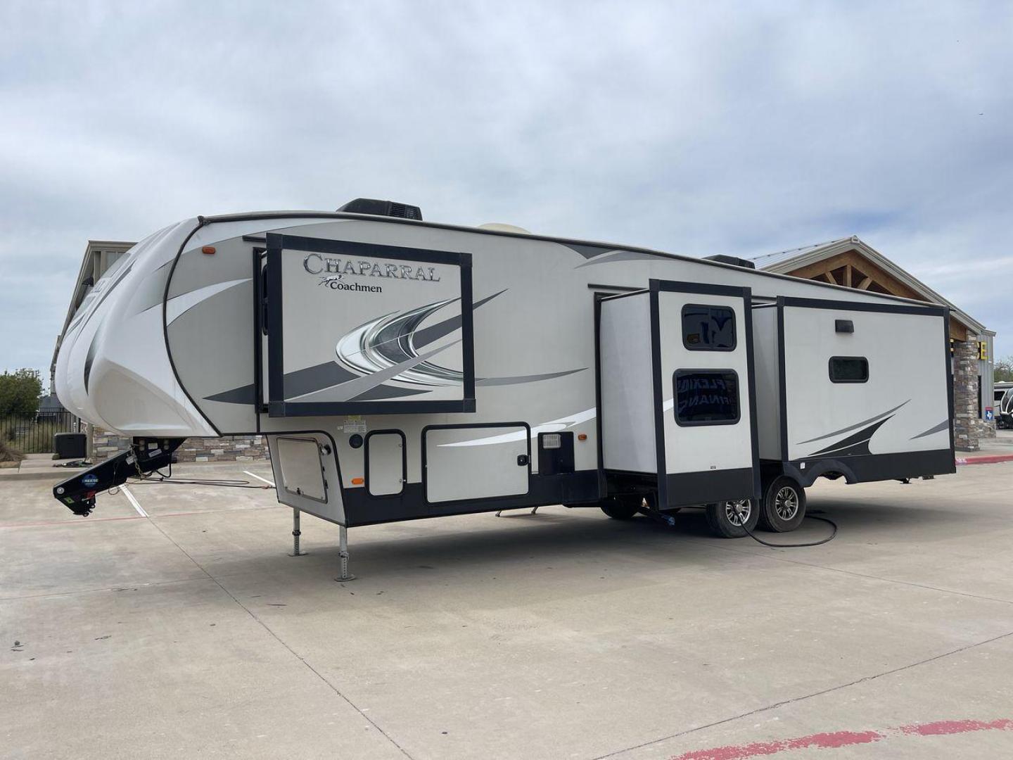 2020 FOREST RIVER CHAPARRAL 360IBL (5ZT3CH1B1LA) , Length: 39 ft. | Dry Weight: 11,450 lbs. | Gross Weight: 14,000 lbs. | Slides: 4 transmission, located at 4319 N Main Street, Cleburne, TX, 76033, (817) 221-0660, 32.435829, -97.384178 - With a length of 39 feet and a dry weight of 11,450 pounds, this spacious 2020 Coachmen Chaparral 360IBL offers plenty of room for the whole family and then some. The exterior is equipped with a massive 18-foot power awning, providing ample shade and protection from the elements while you relax outs - Photo#24