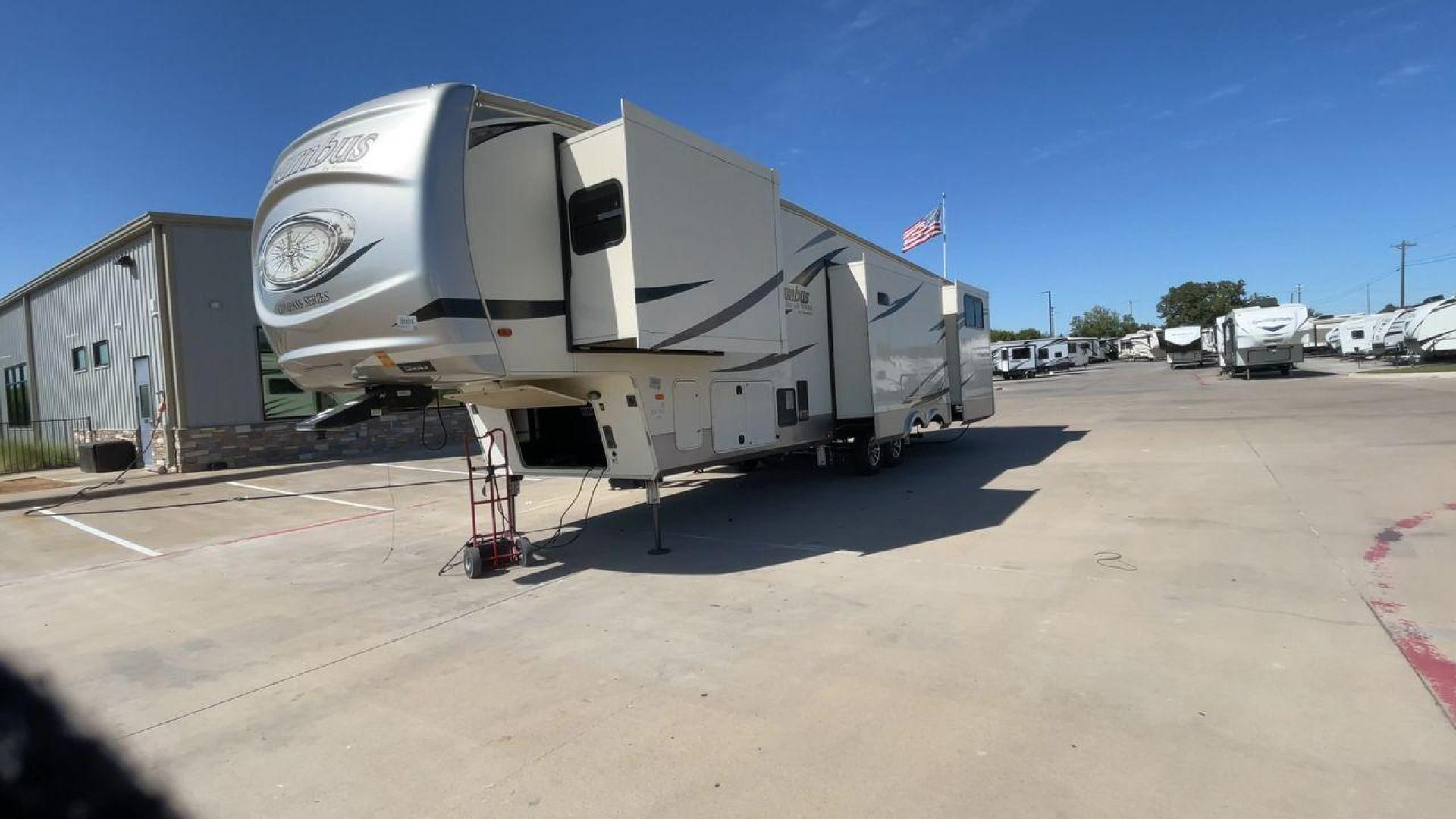 2020 FOREST RIVER COLUMBUS 374BHC (4X4FCMN23L6) , Length: 41.17 ft. | Dry Weight: 12,785 lbs. | Gross Weight: 15,785 lbs. | Slides: 4 transmission, located at 4319 N Main Street, Cleburne, TX, 76033, (817) 221-0660, 32.435829, -97.384178 - Photo#5