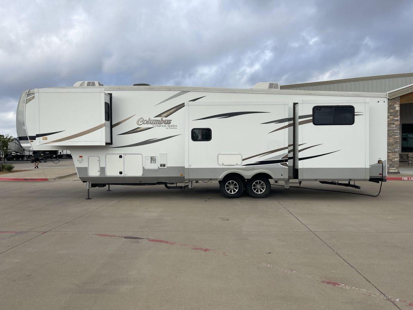 2020 FOREST RIVER COLUMBUS 374BHC (4X4FCMN20L6) , Length: 41.17 ft. | Dry Weight: 12,785 lbs. | Gross Weight: 15,785 lbs. | Slides: 4 transmission, located at 4319 N Main Street, Cleburne, TX, 76033, (817) 221-0660, 32.435829, -97.384178 - Photo#23