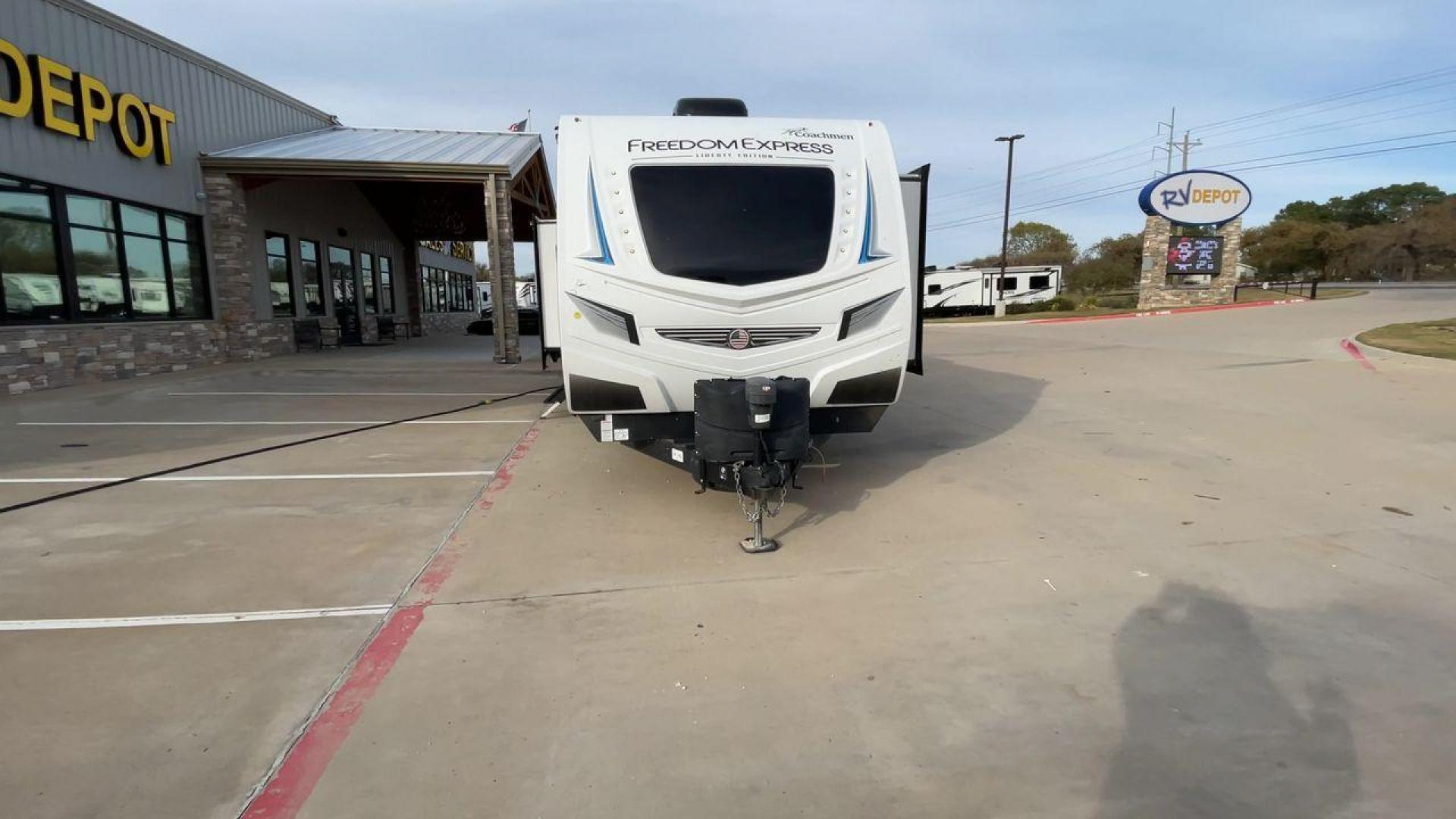 2020 FOREST RIVER FREEDOM EXPRESS (5ZT2FEXBXLW) , Length: 36.92 ft | Dry Weight: 8,328 lbs | Gross Weight: 10,500 lbs | Slides: 3 transmission, located at 4319 N Main Street, Cleburne, TX, 76033, (817) 221-0660, 32.435829, -97.384178 - The 2020 Freedom Express 324RLDS has a white body accented with sleek black and blue graphics, creating a stylish look. The front cap features an aerodynamic shape with bold design lines and a large tinted window. A sturdy electric tongue jack is positioned at the hitch for easy adjustments, complem - Photo#4