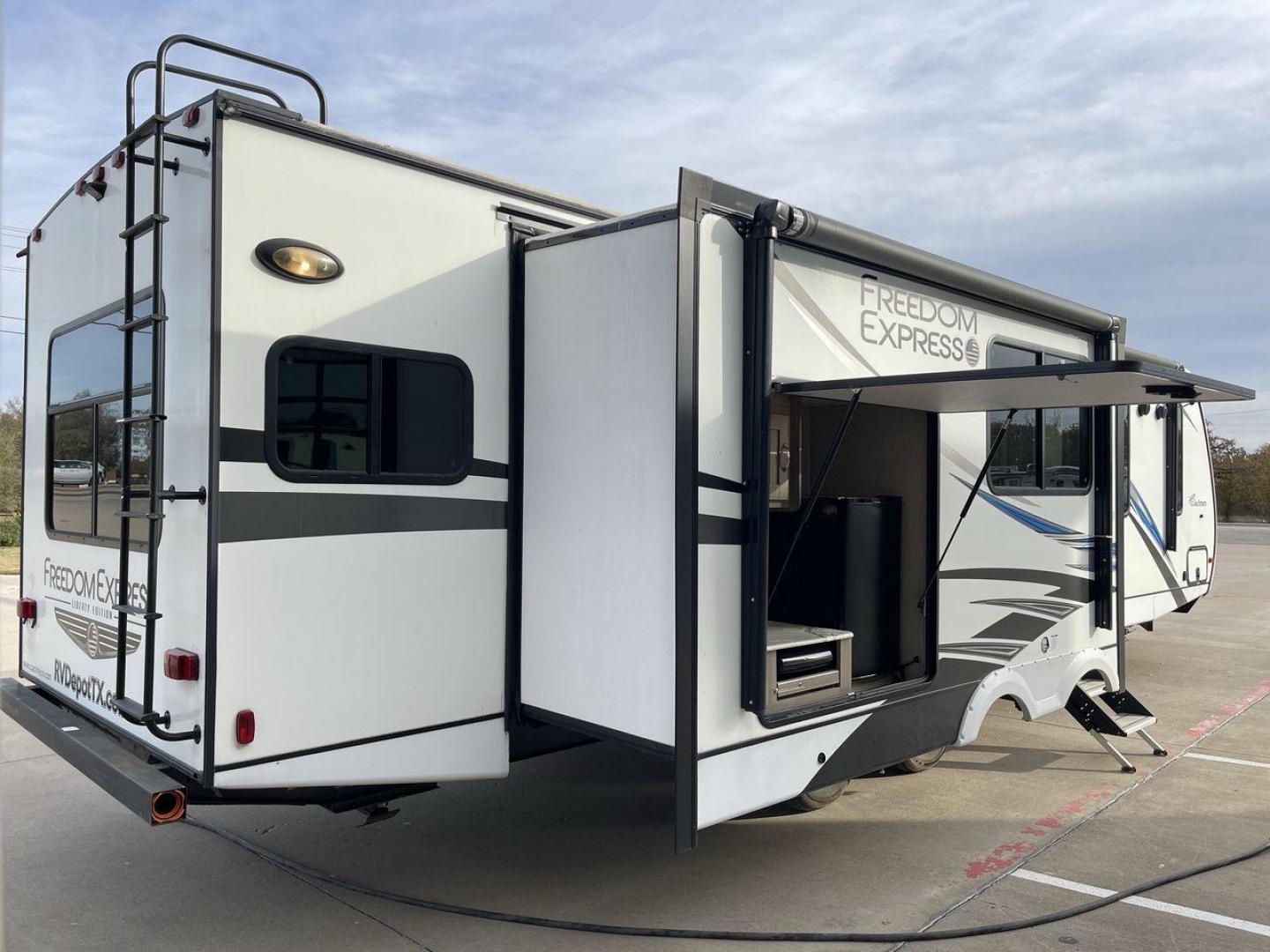 2020 FOREST RIVER FREEDOM EXPRESS (5ZT2FEXBXLW) , Length: 36.92 ft | Dry Weight: 8,328 lbs | Gross Weight: 10,500 lbs | Slides: 3 transmission, located at 4319 N Main Street, Cleburne, TX, 76033, (817) 221-0660, 32.435829, -97.384178 - The 2020 Freedom Express 324RLDS has a white body accented with sleek black and blue graphics, creating a stylish look. The front cap features an aerodynamic shape with bold design lines and a large tinted window. A sturdy electric tongue jack is positioned at the hitch for easy adjustments, complem - Photo#25