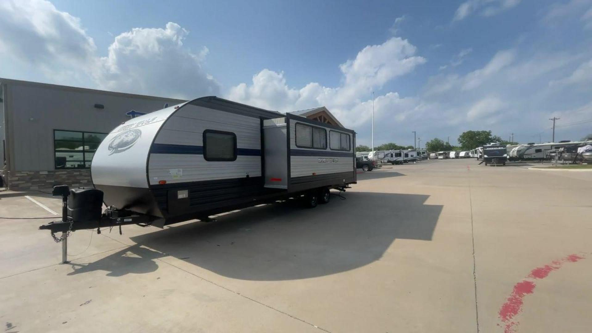 2020 FOREST RIVER GREY WOLF 26DBH (4X4TCKB29LK) , located at 4319 N Main Street, Cleburne, TX, 76033, (817) 221-0660, 32.435829, -97.384178 - Photo#5