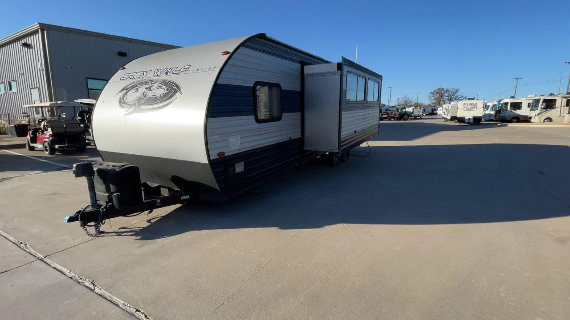 2020 FOREST RIVER GREY WOLF 26DBH (4X4TCKB24LK) , Length: 31.58 ft. | Dry Weight: 5,795 lbs. | Slides: 1 transmission, located at 4319 N Main Street, Cleburne, TX, 76033, (817) 221-0660, 32.435829, -97.384178 - This 2020 Forest River Grey Wolf 26DBH travel trailer offers an impressive combination of durability, functionality, and style. Measuring 31.58 feet in length and boasting a dry weight of 5,795 lbs, this model is built for easy towing while maintaining a spacious and comfortable living experience. T - Photo#5