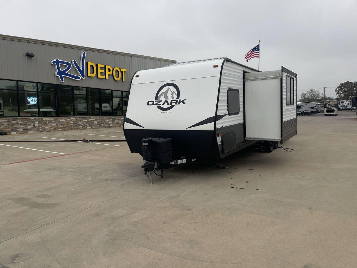 2020 FOREST RIVER OZARK 2700TH (4X4TZKC24LY) , Length:32.33 ft | Dry Weight: 5,683 lbs. | Gross Weight: 7,830 lbs. | Slides: 1 transmission, located at 4319 N Main Street, Cleburne, TX, 76033, (817) 221-0660, 32.435829, -97.384178 - Discover the ultimate in versatility with the 2020 Forest River Ozark 2700TH. This toy hauler travel trailer is expertly crafted to satisfy your adventurous side while providing unparalleled comfort. This model is designed to strike the perfect balance between spaciousness and maneuverability. With - Photo#0