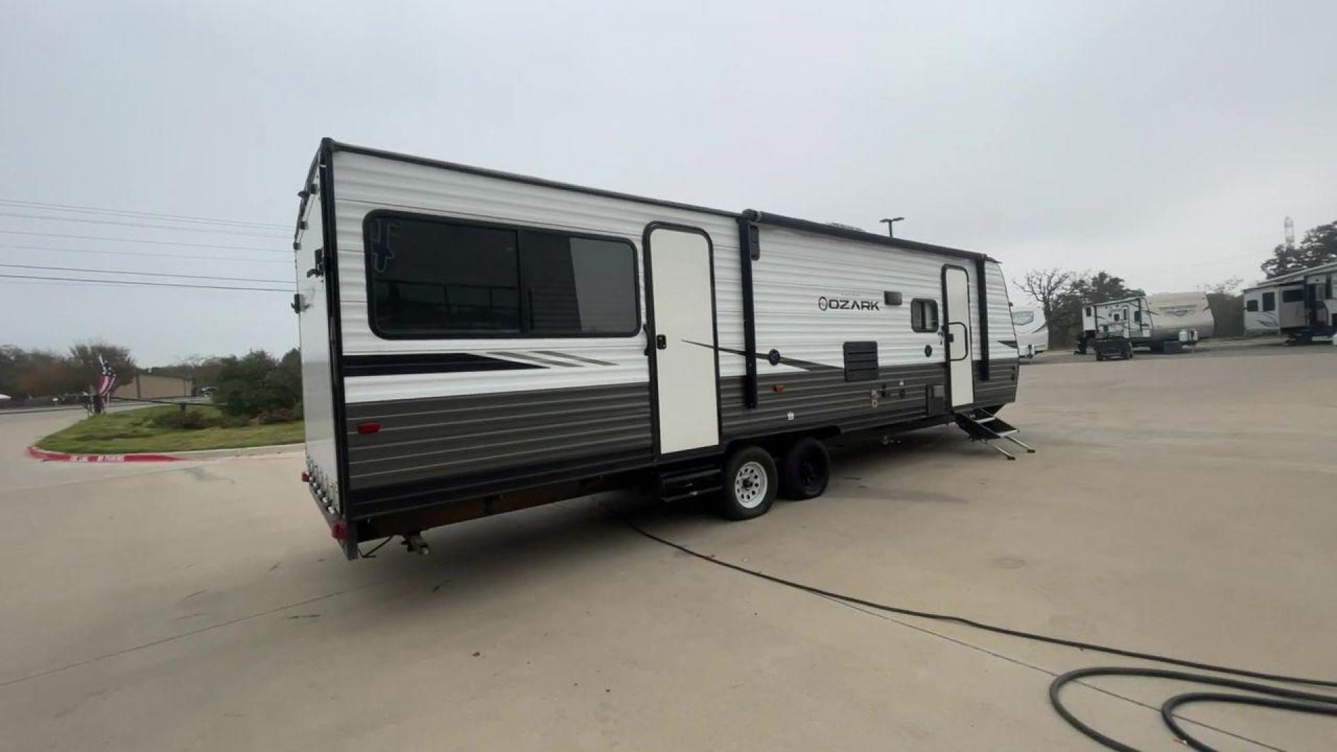 2020 FOREST RIVER OZARK 2700TH (4X4TZKC24LY) , Length:32.33 ft | Dry Weight: 5,683 lbs. | Gross Weight: 7,830 lbs. | Slides: 1 transmission, located at 4319 N Main Street, Cleburne, TX, 76033, (817) 221-0660, 32.435829, -97.384178 - Discover the ultimate in versatility with the 2020 Forest River Ozark 2700TH. This toy hauler travel trailer is expertly crafted to satisfy your adventurous side while providing unparalleled comfort. This model is designed to strike the perfect balance between spaciousness and maneuverability. With - Photo#1