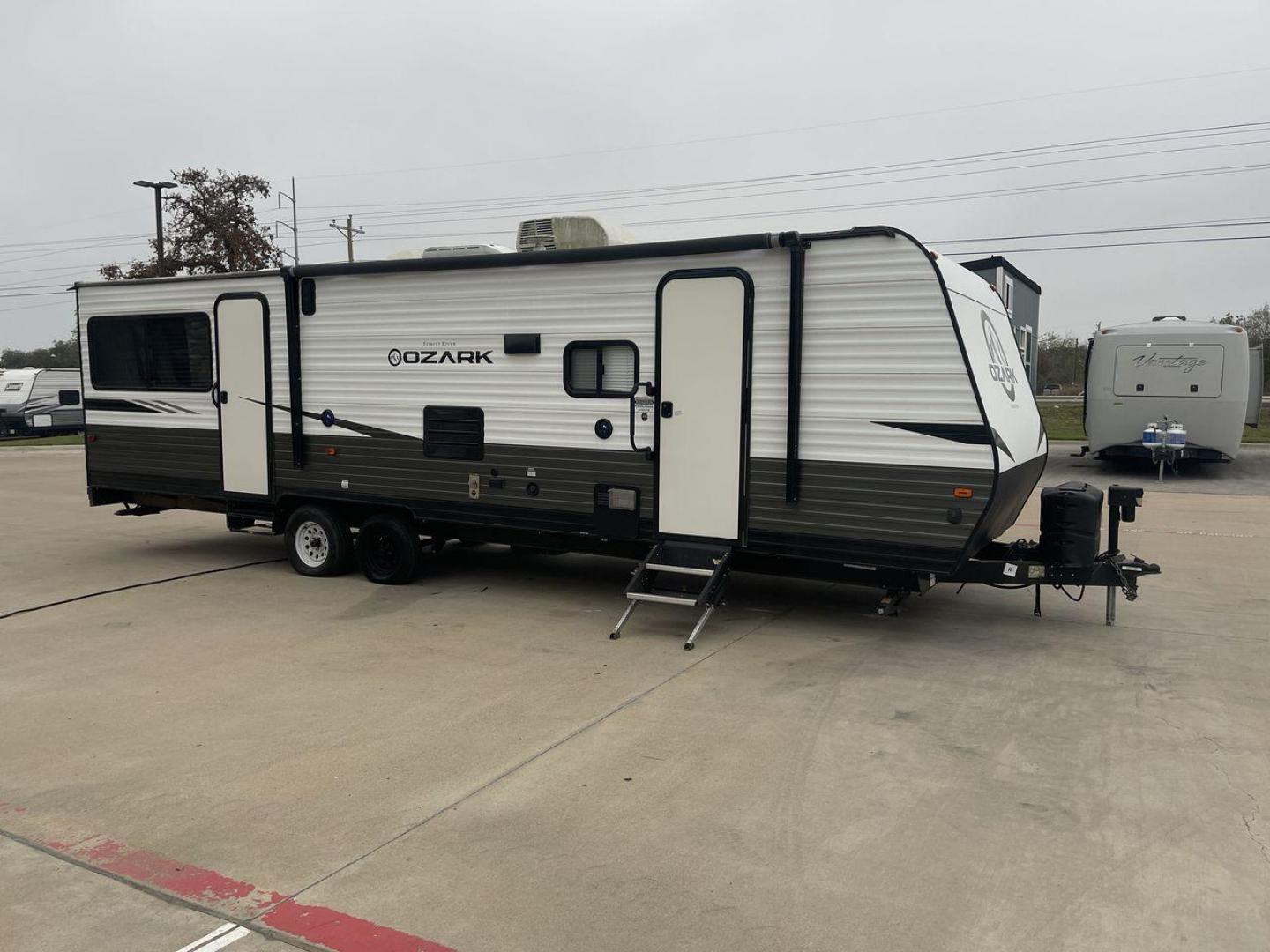 2020 FOREST RIVER OZARK 2700TH (4X4TZKC24LY) , Length:32.33 ft | Dry Weight: 5,683 lbs. | Gross Weight: 7,830 lbs. | Slides: 1 transmission, located at 4319 N Main Street, Cleburne, TX, 76033, (817) 221-0660, 32.435829, -97.384178 - Discover the ultimate in versatility with the 2020 Forest River Ozark 2700TH. This toy hauler travel trailer is expertly crafted to satisfy your adventurous side while providing unparalleled comfort. This model is designed to strike the perfect balance between spaciousness and maneuverability. With - Photo#23