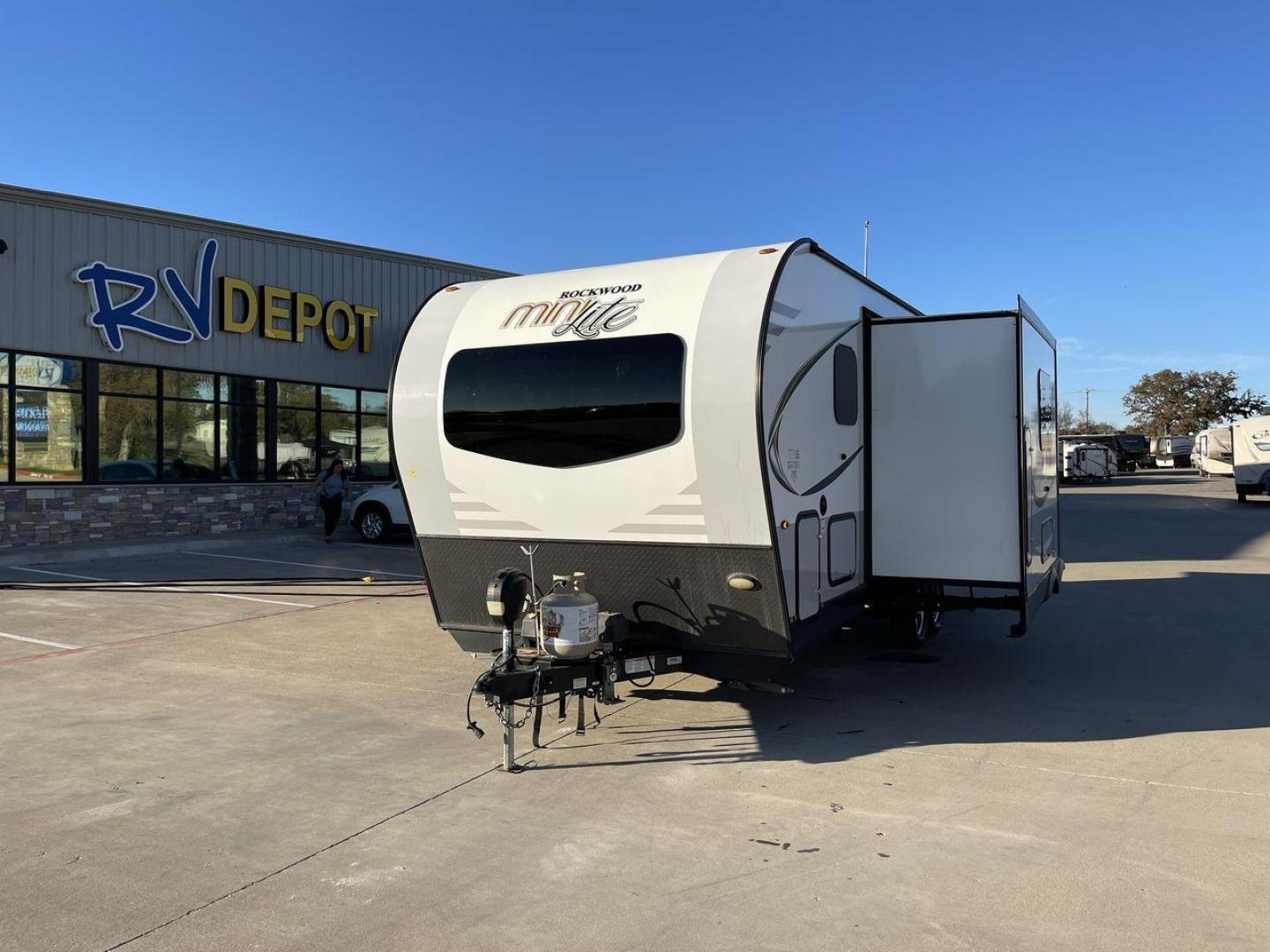 2020 FOREST RIVER ROCKWOOD 2507S (4X4TRLA20LD) , Length: 25.92 ft | Dry Weight: 5,471 lbs | Slides: 1 transmission, located at 4319 N Main Street, Cleburne, TX, 76033, (817) 221-0660, 32.435829, -97.384178 - Discover the peak of compact luxury with the 2020 Forest River Rockwood 2507S, a travel trailer that reimagines pleasant camping. Designed with a length that perfectly balances space and maneuverability, this model is ideal for solo travelers and small families looking for a cozy retreat. The Rockwo - Photo#0