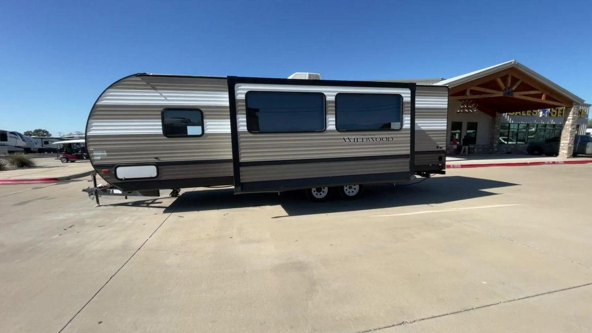 2020 WHITE FOREST RIVER WILDWOOD 26DBLE (4X4TWDB28LA) , Length: 30.4 ft. | Dry Weight: 5,868 lbs. | Gross Weight: 7775 lbs. | Slides: 1 transmission, located at 4319 N Main Street, Cleburne, TX, 76033, (817) 221-0660, 32.435829, -97.384178 - With the 2020 Forest River Wildwood 26DBLE, you can go on the best camping trip ever. This camping trailer is very flexible and has a lot of room to make your time outside more enjoyable. With a length of 30.4 feet and a weight of 5,868 pounds when empty, this RV is the perfect size for getting arou - Photo#6