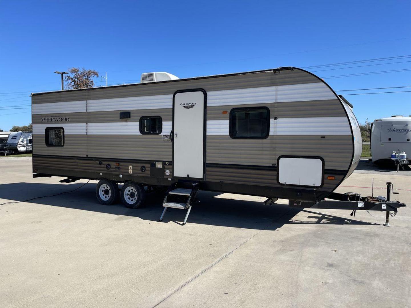 2020 WHITE FOREST RIVER WILDWOOD 26DBLE (4X4TWDB28LA) , Length: 30.4 ft. | Dry Weight: 5,868 lbs. | Gross Weight: 7775 lbs. | Slides: 1 transmission, located at 4319 N Main Street, Cleburne, TX, 76033, (817) 221-0660, 32.435829, -97.384178 - With the 2020 Forest River Wildwood 26DBLE, you can go on the best camping trip ever. This camping trailer is very flexible and has a lot of room to make your time outside more enjoyable. With a length of 30.4 feet and a weight of 5,868 pounds when empty, this RV is the perfect size for getting arou - Photo#22