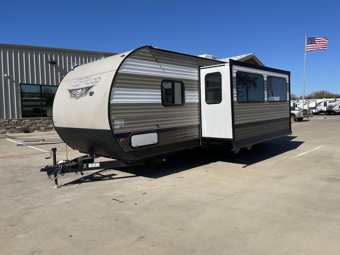 2020 WHITE FOREST RIVER WILDWOOD 26DBLE (4X4TWDB28LA) , Length: 30.4 ft. | Dry Weight: 5,868 lbs. | Gross Weight: 7775 lbs. | Slides: 1 transmission, located at 4319 N Main Street, Cleburne, TX, 76033, (817) 221-0660, 32.435829, -97.384178 - With the 2020 Forest River Wildwood 26DBLE, you can go on the best camping trip ever. This camping trailer is very flexible and has a lot of room to make your time outside more enjoyable. With a length of 30.4 feet and a weight of 5,868 pounds when empty, this RV is the perfect size for getting arou - Photo#23