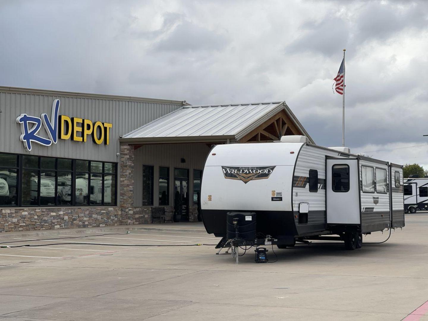 2020 FOREST RIVER WILDWOOD 31KQBTS (4X4TWDG27M8) , Length: 36.5 ft. | Dry Weight: 8,573 lbs. | Slides: 3 transmission, located at 4319 N Main Street, Cleburne, TX, 76033, (817) 221-0660, 32.435829, -97.384178 - Photo#0