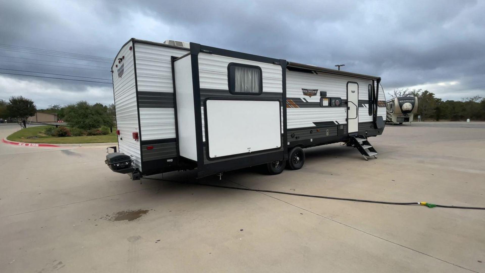 2020 FOREST RIVER WILDWOOD 31KQBTS (4X4TWDG27M8) , Length: 36.5 ft. | Dry Weight: 8,573 lbs. | Slides: 3 transmission, located at 4319 N Main Street, Cleburne, TX, 76033, (817) 221-0660, 32.435829, -97.384178 - Photo#1