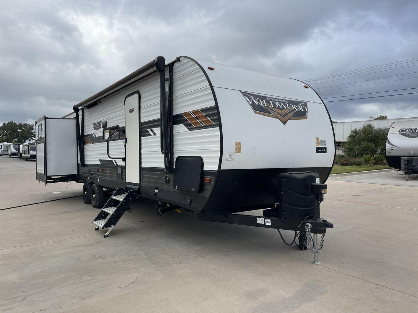 2020 FOREST RIVER WILDWOOD 31KQBTS (4X4TWDG27M8) , Length: 36.5 ft. | Dry Weight: 8,573 lbs. | Slides: 3 transmission, located at 4319 N Main Street, Cleburne, TX, 76033, (817) 221-0660, 32.435829, -97.384178 - Photo#23