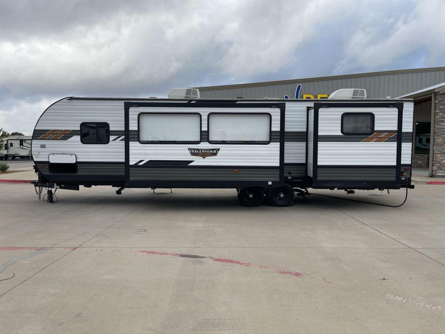 2020 FOREST RIVER WILDWOOD 31KQBTS (4X4TWDG27M8) , Length: 36.5 ft. | Dry Weight: 8,573 lbs. | Slides: 3 transmission, located at 4319 N Main Street, Cleburne, TX, 76033, (817) 221-0660, 32.435829, -97.384178 - Photo#24