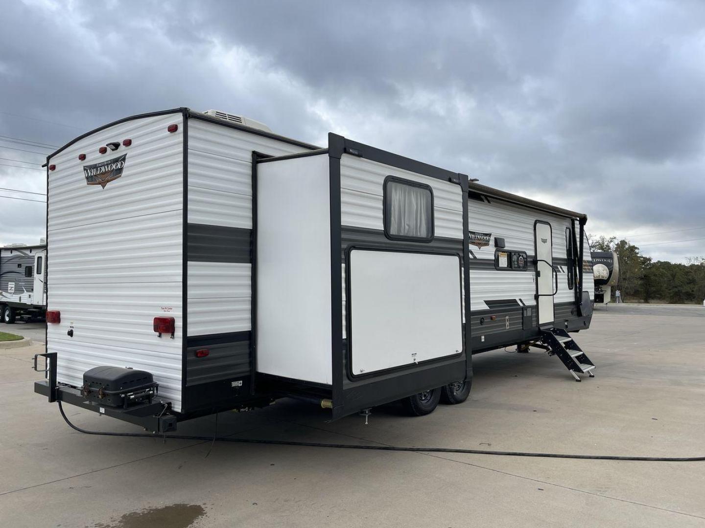 2020 FOREST RIVER WILDWOOD 31KQBTS (4X4TWDG27M8) , Length: 36.5 ft. | Dry Weight: 8,573 lbs. | Slides: 3 transmission, located at 4319 N Main Street, Cleburne, TX, 76033, (817) 221-0660, 32.435829, -97.384178 - Photo#25