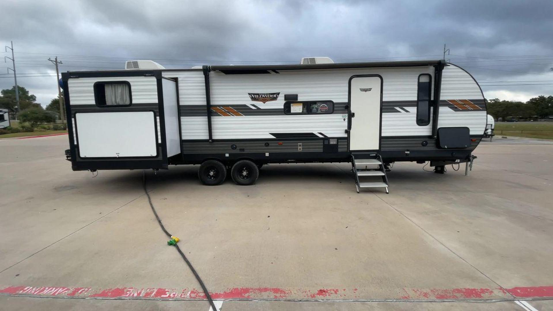 2020 FOREST RIVER WILDWOOD 31KQBTS (4X4TWDG27M8) , Length: 36.5 ft. | Dry Weight: 8,573 lbs. | Slides: 3 transmission, located at 4319 N Main Street, Cleburne, TX, 76033, (817) 221-0660, 32.435829, -97.384178 - Photo#2