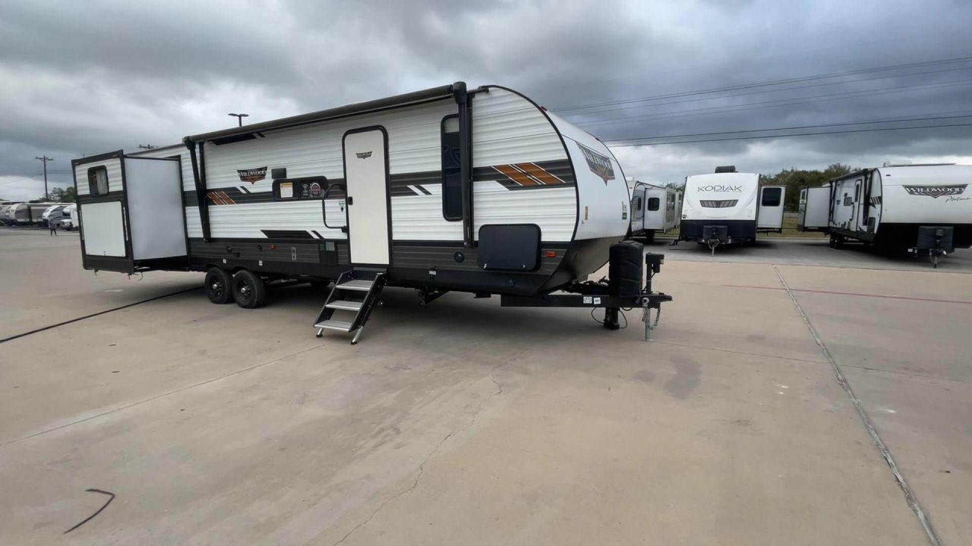 2020 FOREST RIVER WILDWOOD 31KQBTS (4X4TWDG27M8) , Length: 36.5 ft. | Dry Weight: 8,573 lbs. | Slides: 3 transmission, located at 4319 N Main Street, Cleburne, TX, 76033, (817) 221-0660, 32.435829, -97.384178 - Photo#3