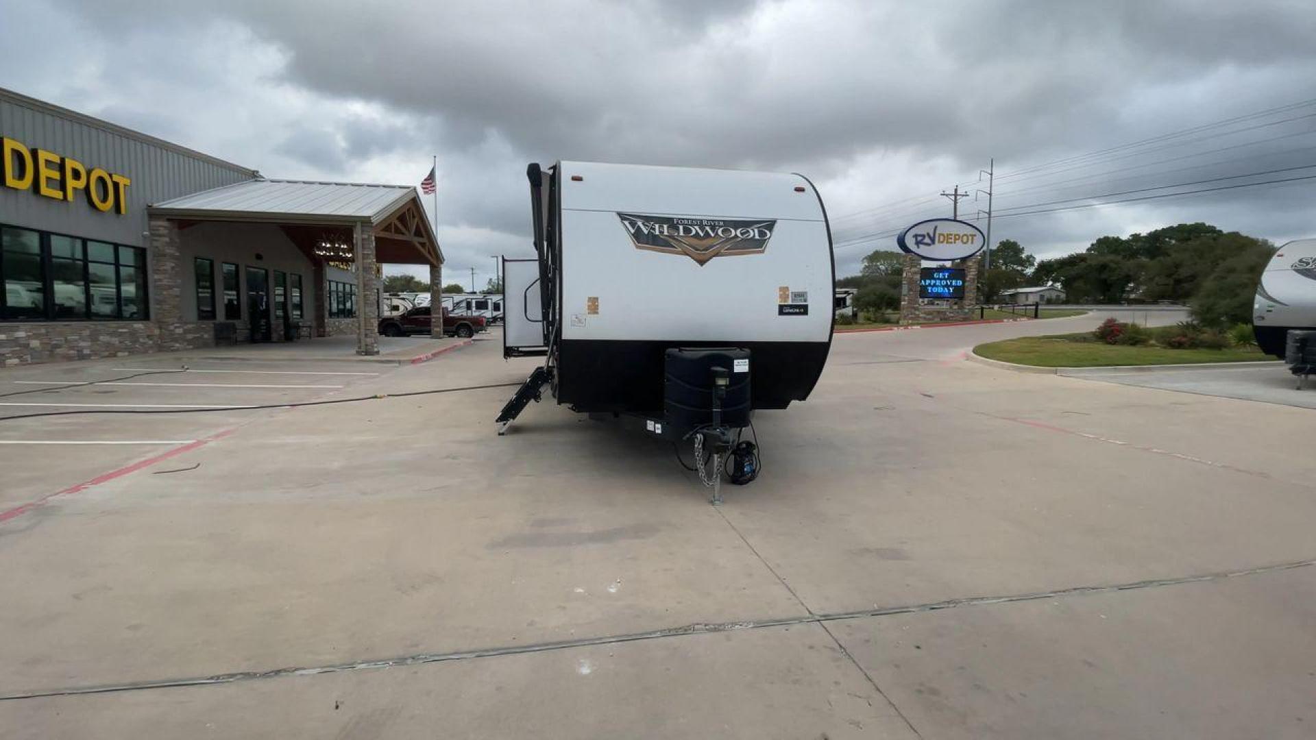 2020 FOREST RIVER WILDWOOD 31KQBTS (4X4TWDG27M8) , Length: 36.5 ft. | Dry Weight: 8,573 lbs. | Slides: 3 transmission, located at 4319 N Main Street, Cleburne, TX, 76033, (817) 221-0660, 32.435829, -97.384178 - Photo#4