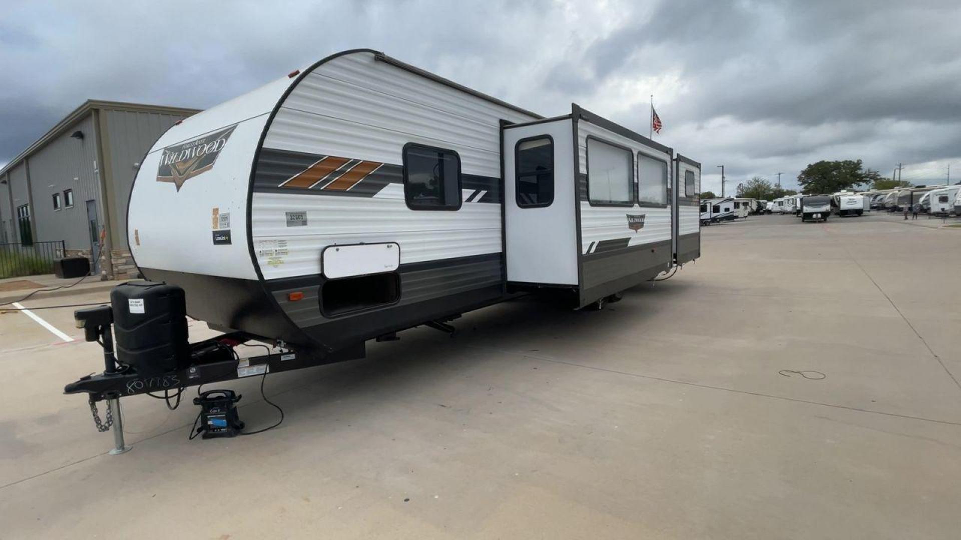 2020 FOREST RIVER WILDWOOD 31KQBTS (4X4TWDG27M8) , Length: 36.5 ft. | Dry Weight: 8,573 lbs. | Slides: 3 transmission, located at 4319 N Main Street, Cleburne, TX, 76033, (817) 221-0660, 32.435829, -97.384178 - Photo#5